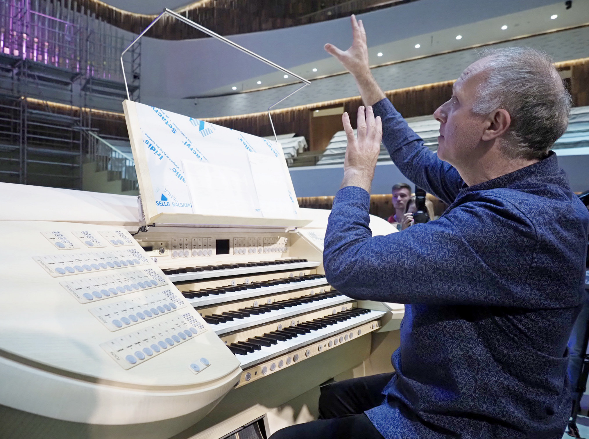 Глава фирмы, отвечающей за установку органа, Патрик Арманд показывает, как устроен инструмент