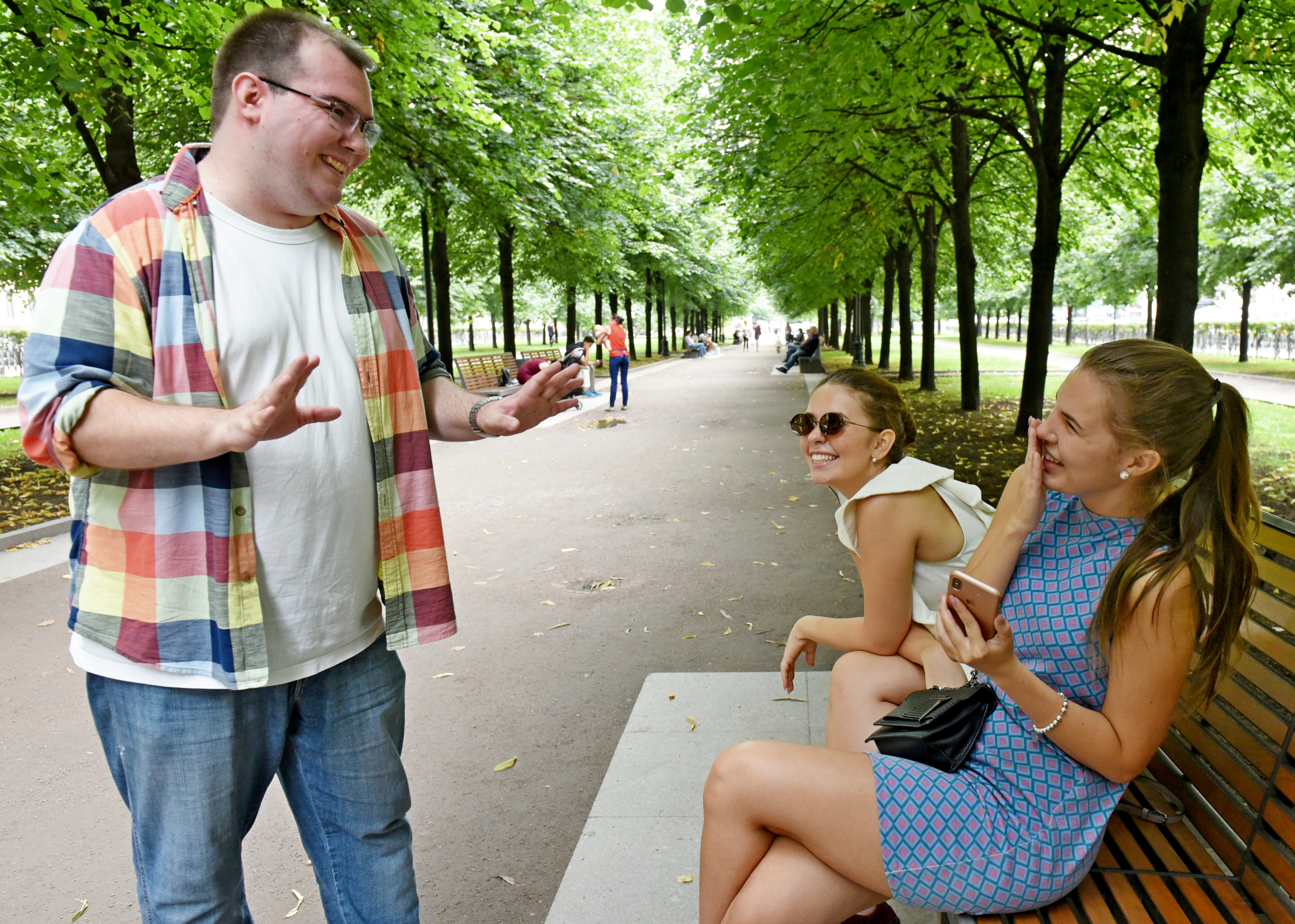 Корреспондент «ВМ» Кирилл Янишевский пытается применить полученные на тренинге знания при знакомстве с Анфисой Бобровой (справа) и Ульяной Борисовой