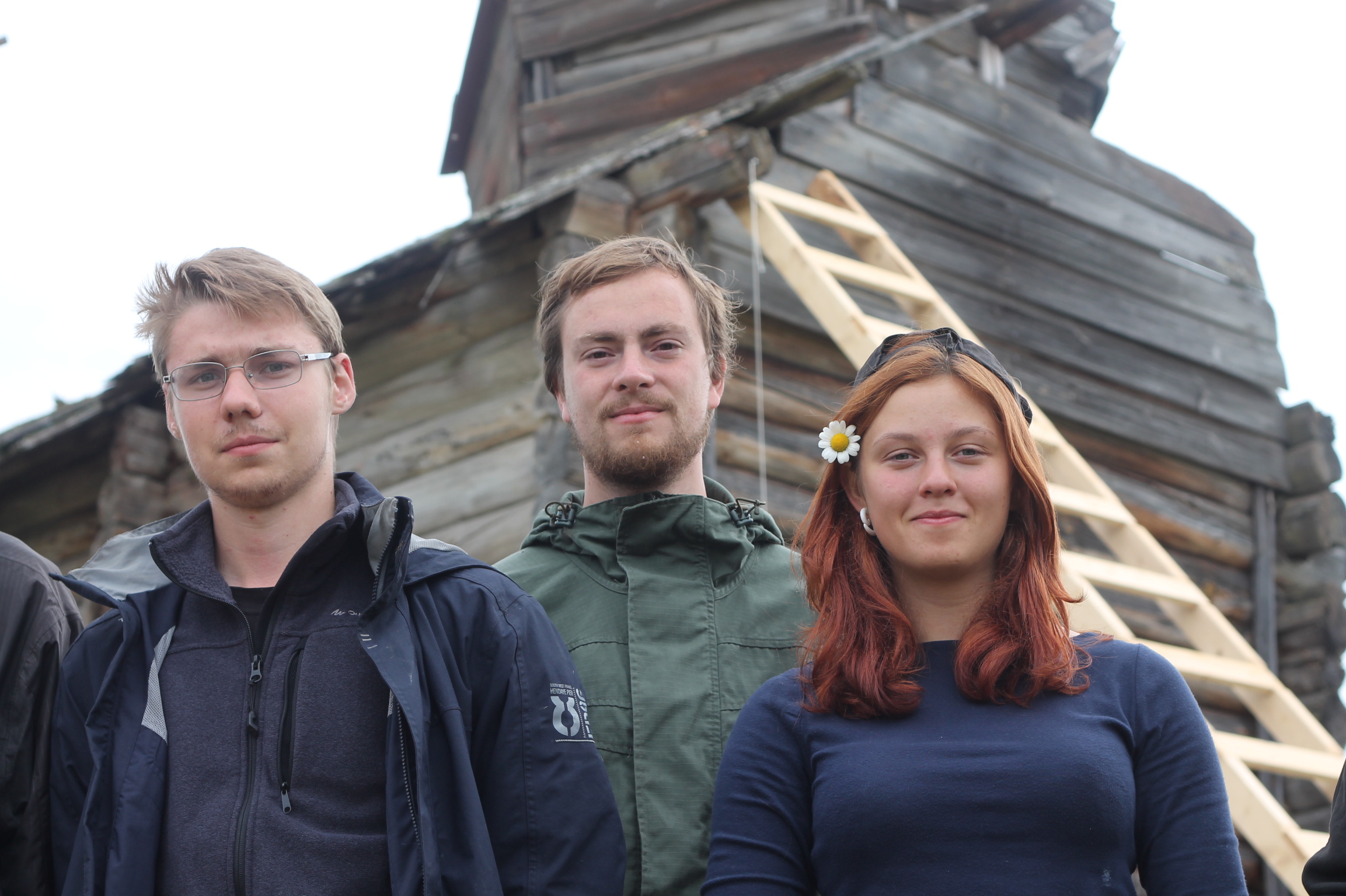 Слева направо: московские добровольцы Семен Борисенко, командир экспедиции Иван Рыбин и Екатерина Калистратова рядом с храмом Иоанна Предтечи в селе Литвиново Шенкурского района Архангельской области