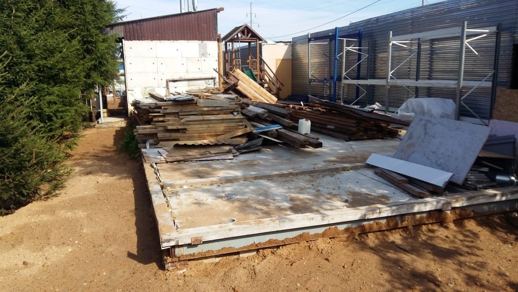 На участке в поселении Краснопахорское, в деревне Софьино, незаконно были построены три сооружения площадью около 300 квадратных метров