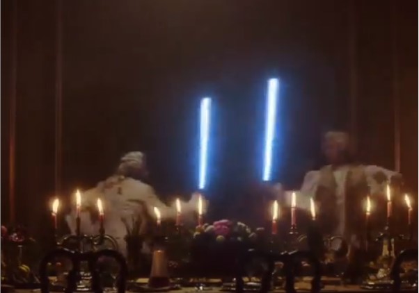 Роналду и Неймар в париках провели бой на световых мечах