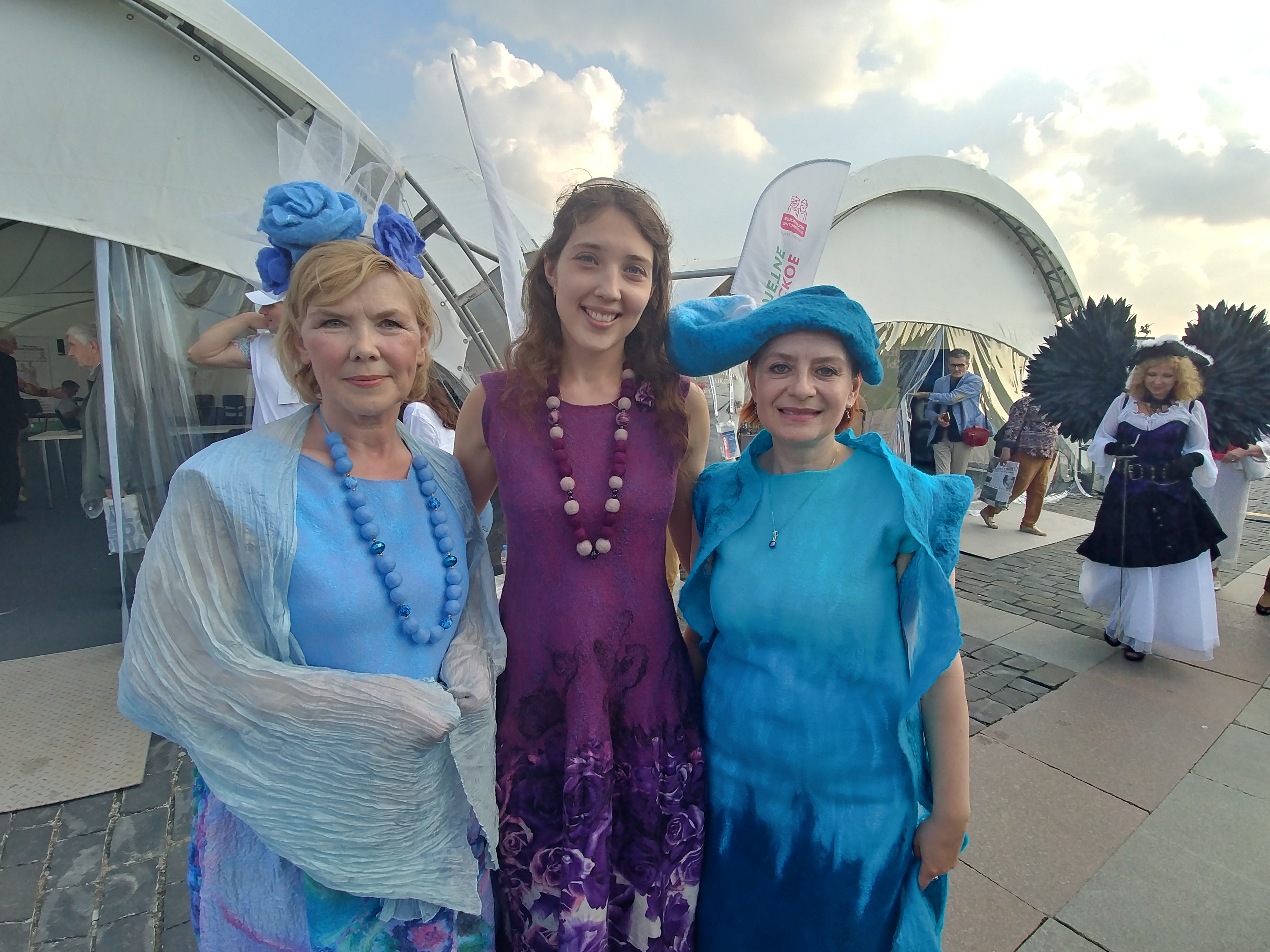 Модели во время показа мод на фестивале прессы в рамках проекте «Московское долголетие»