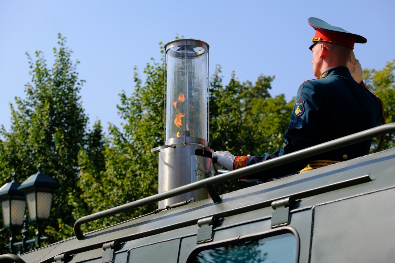 Торжественная церемония переноса Вечного огня от Могилы Неизвестного Солдата в столицу Словении Любляну