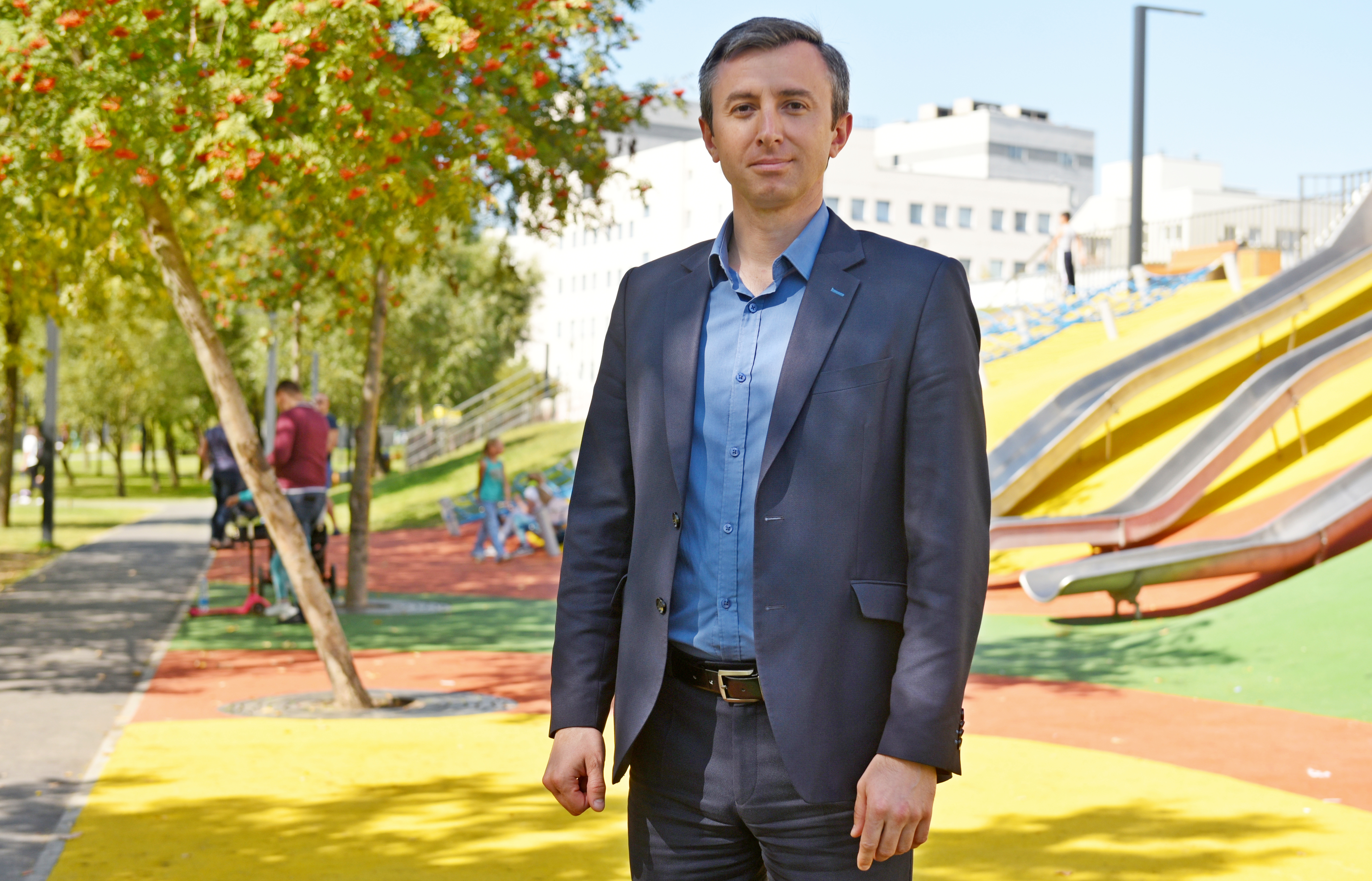 Глава управы столичного района Бибирево Вадим Бужгулашвили осматривает благоустроенный по программе «Мой район» Парк света. Установленный здесь игровой склон, оборудованный высокими горками, веревочными лестницами и тарзанками, сразу стал популярным у детворы