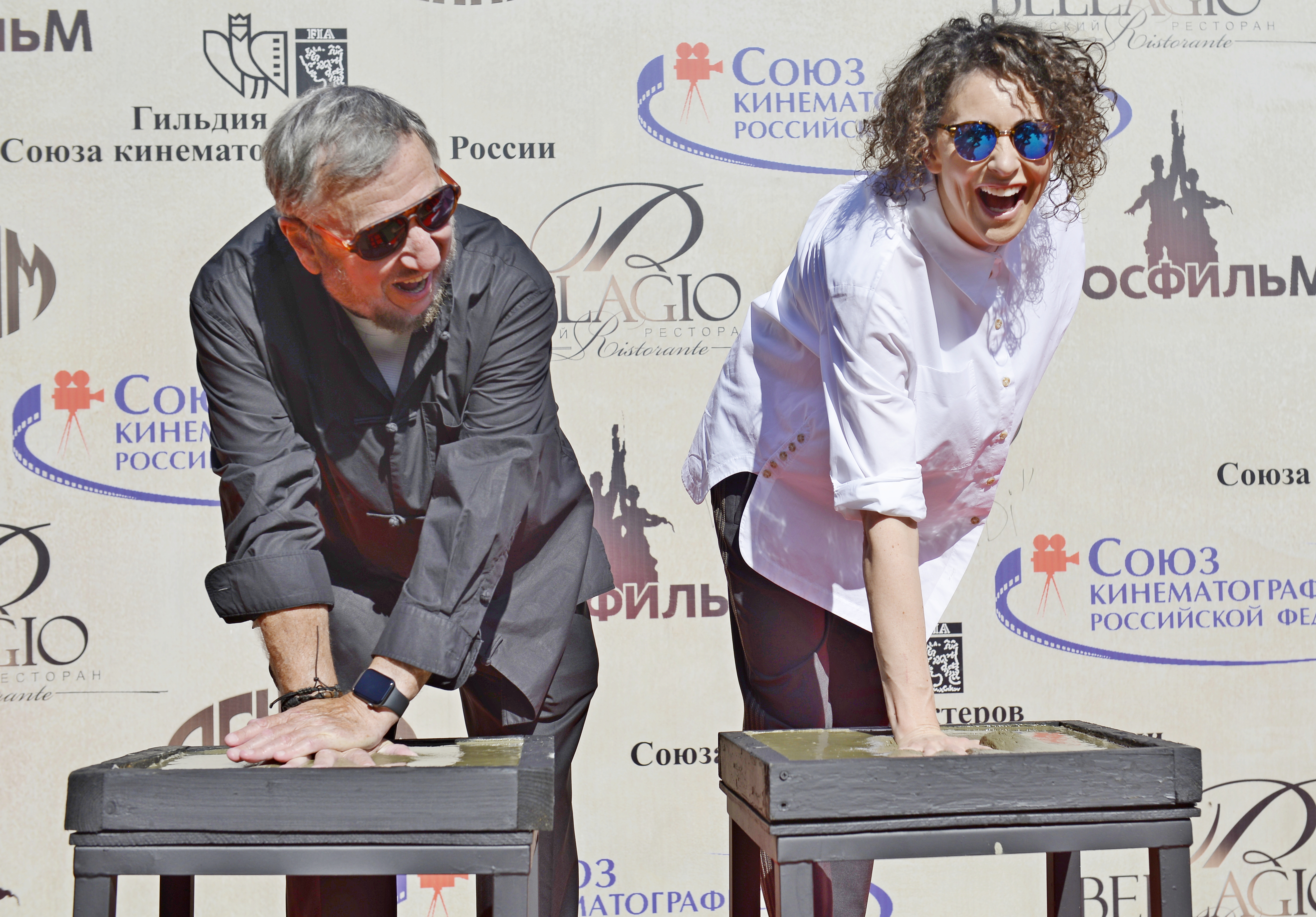 Режиссер Павел Лунгин и актриса Ксения Раппопорт оставили отпечатки своих рук на плитах, которые после были заложены на Площади звезд российского кинематографа в окружении плит, посвященных Александру Абдулову, Армену Джигарханяну и другим знаменитым кинодеятелям