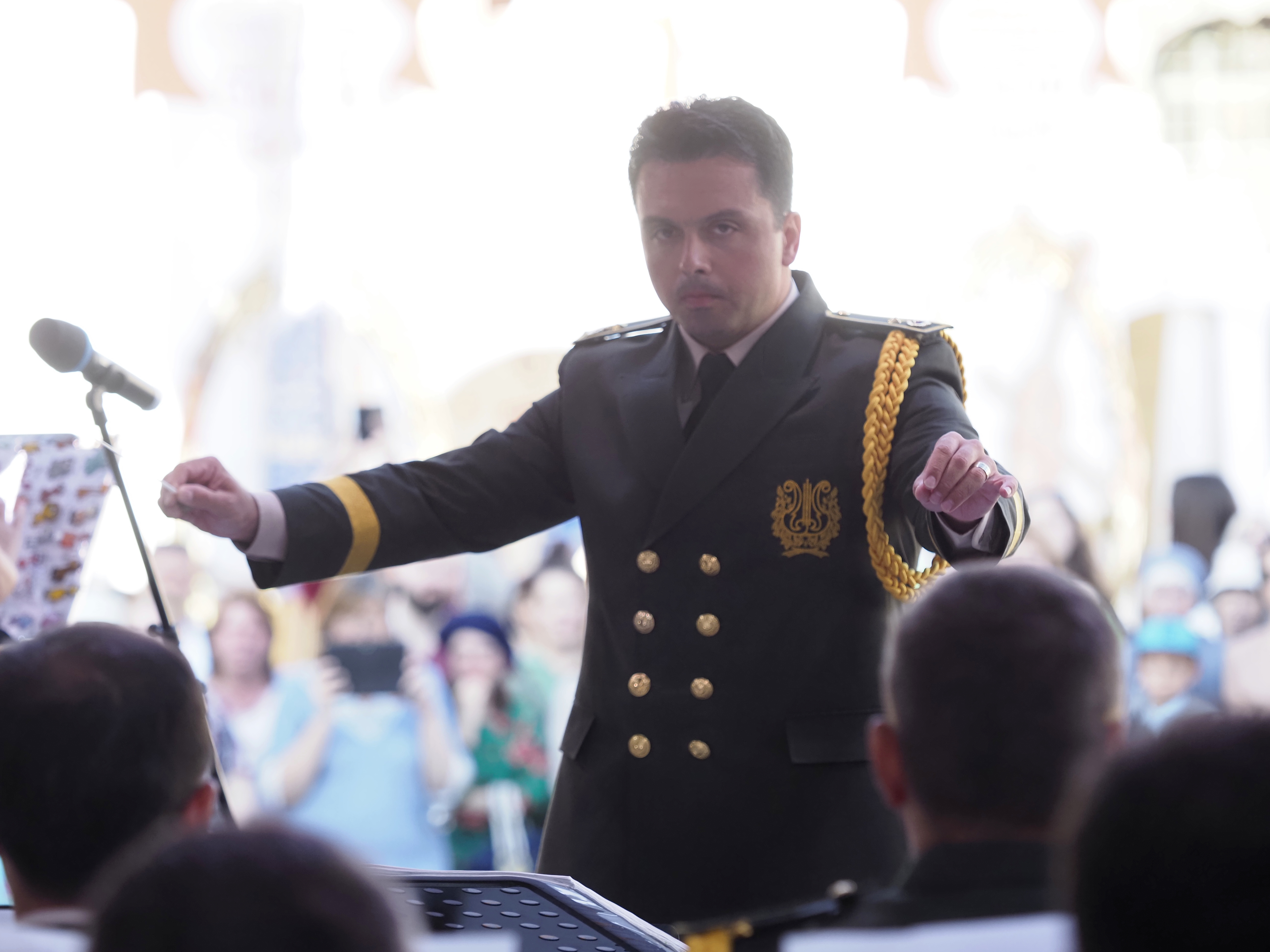 Дирижер оркестра «Армони» Вооруженных cил Турции Левент Тюркель руководит исполнением музыкальной программы