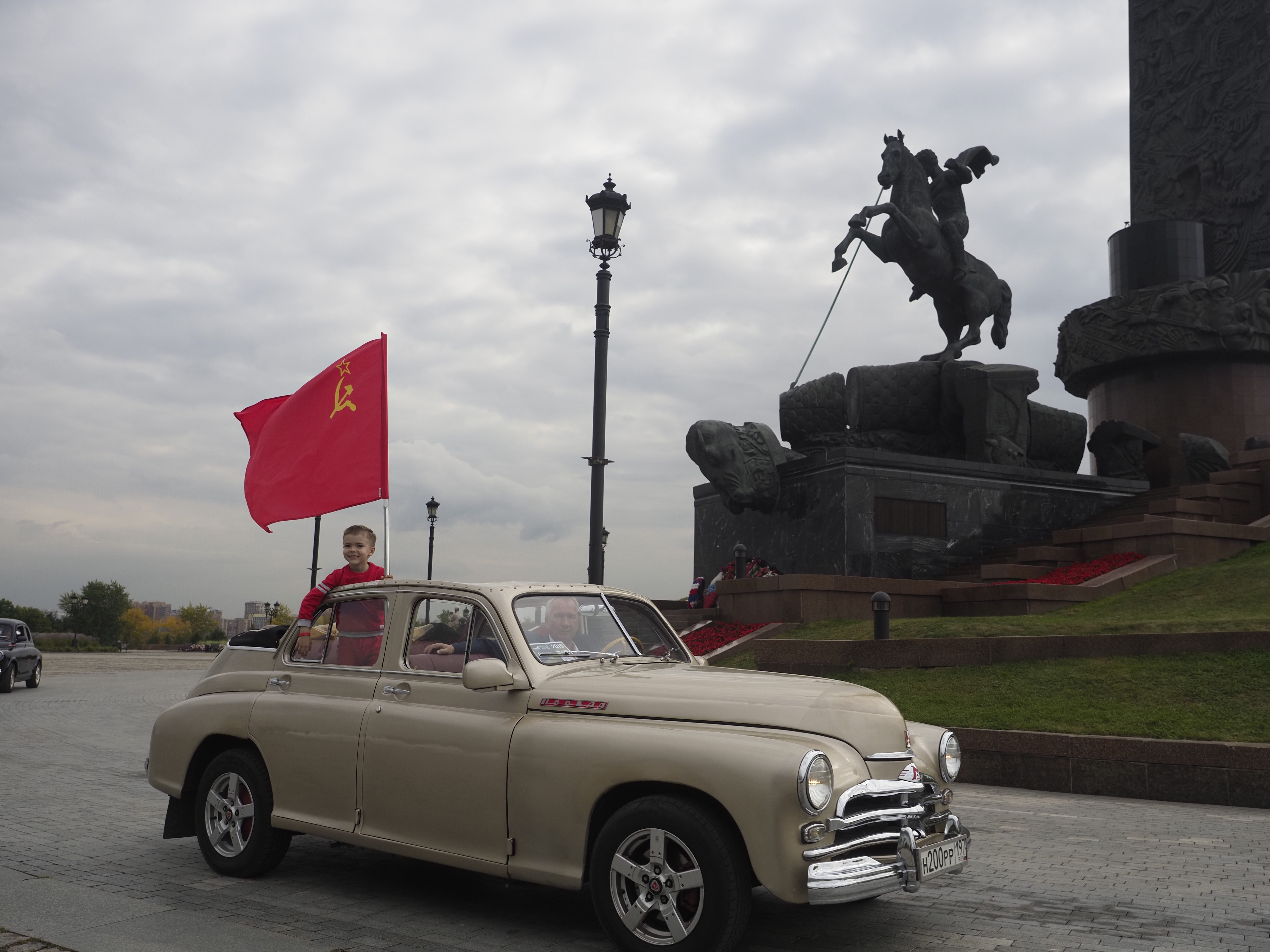 Шестилетний москвич Вадим Бекетов вместе с отцом Сергеем проехал в машине «Победа» во время парада ретроавтомобилей у стен Музея Победы. Семья Бекетовых третий год подряд принимает участие в памятной акции