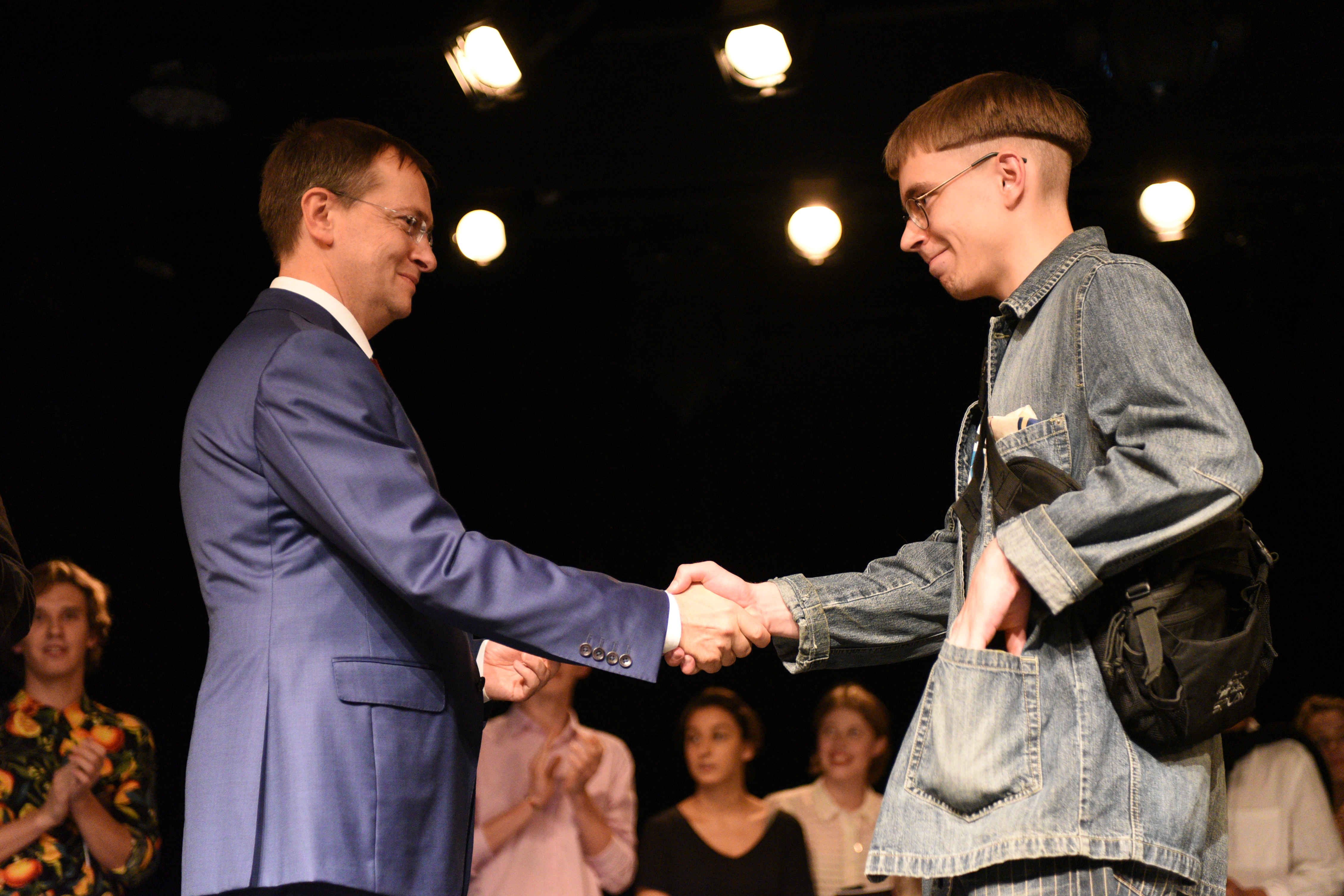 Министр культуры Российской Федерации Владимир Мединский (слева) вручил первокурснику ГИТИСа Артему Кухареву студенческий билет