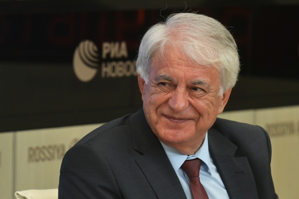 Главный дирижер Московского театра «Новая опера» им. Е.В. Колобова Александр Самоилэ во время пресс-конференции, приуроченной к открытию 29-го сезона театра