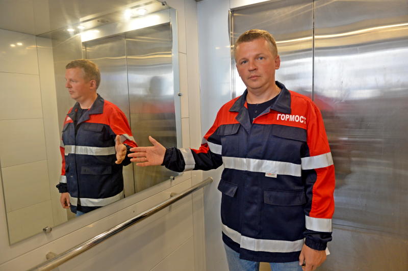 Начальник участка Гормост Юрий Клюшнев в лифте пешеходного перехода на Волоколамском шоссе