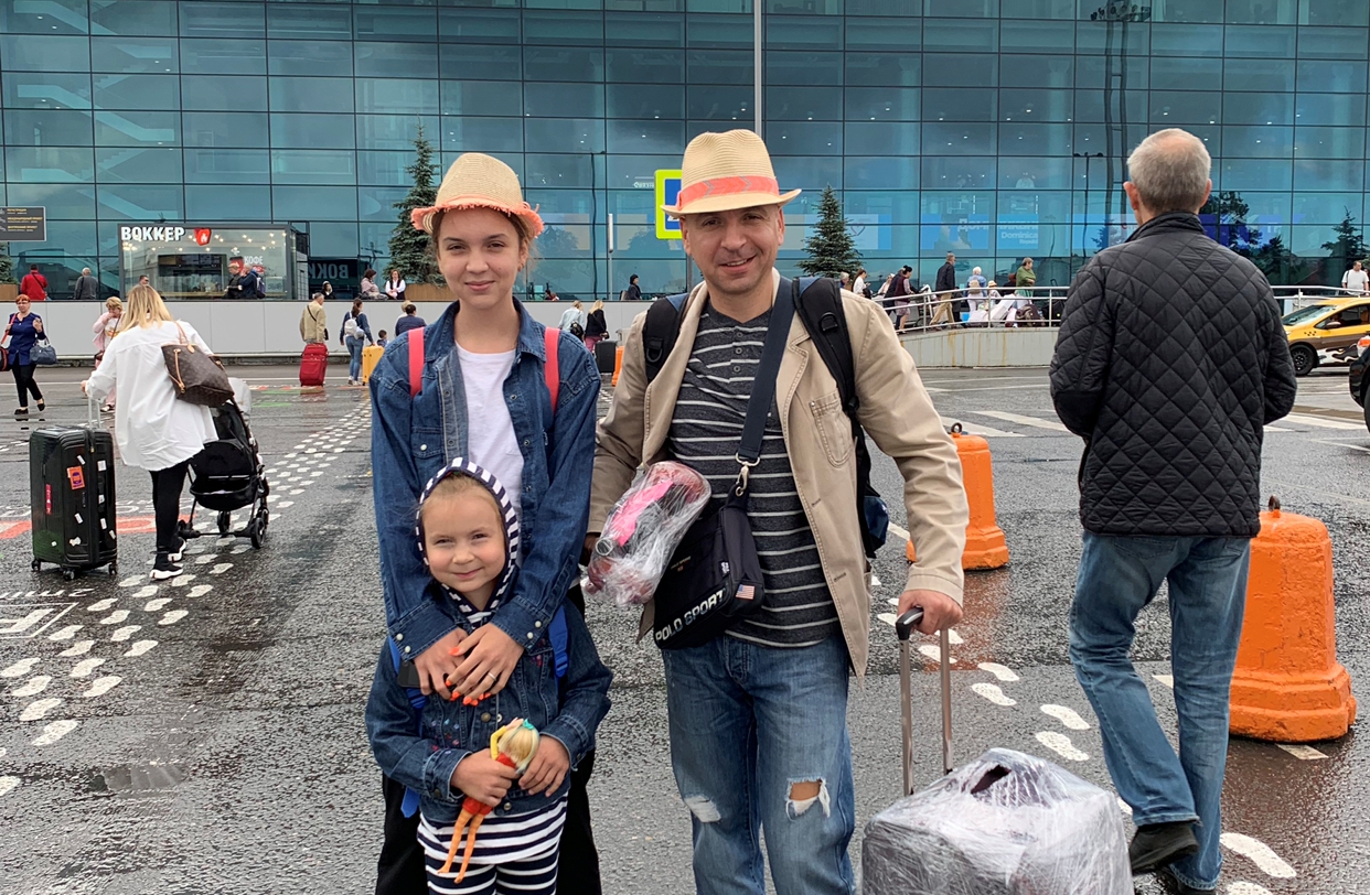 Александр Колоколов с дочками Анастасией и Юлией