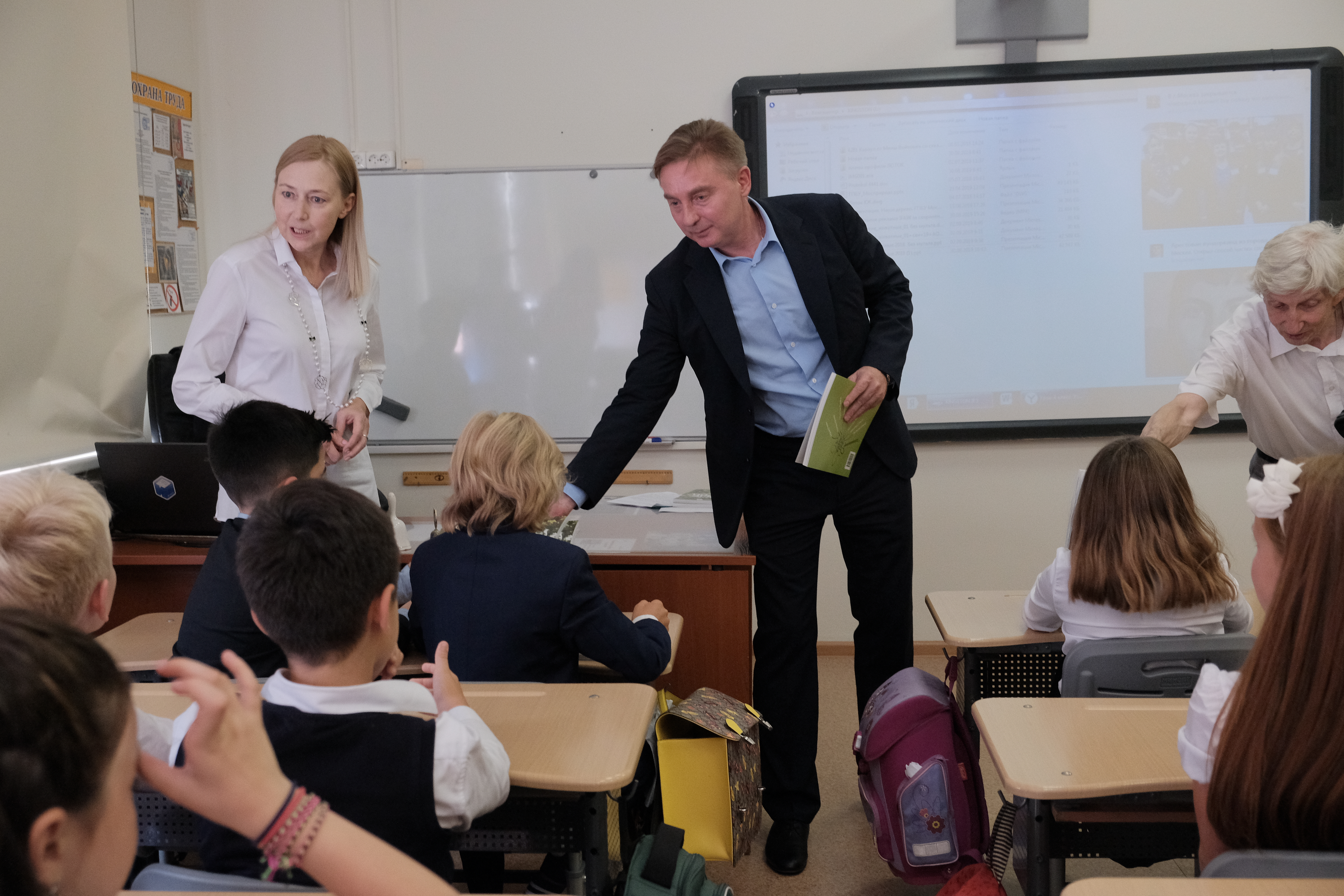 Педагог школы № 1520 Светлана Жужликова и глава Департамента природопользования и охраны окружающей среды города Москвы Антон Кульбачевский ведут экологический урок