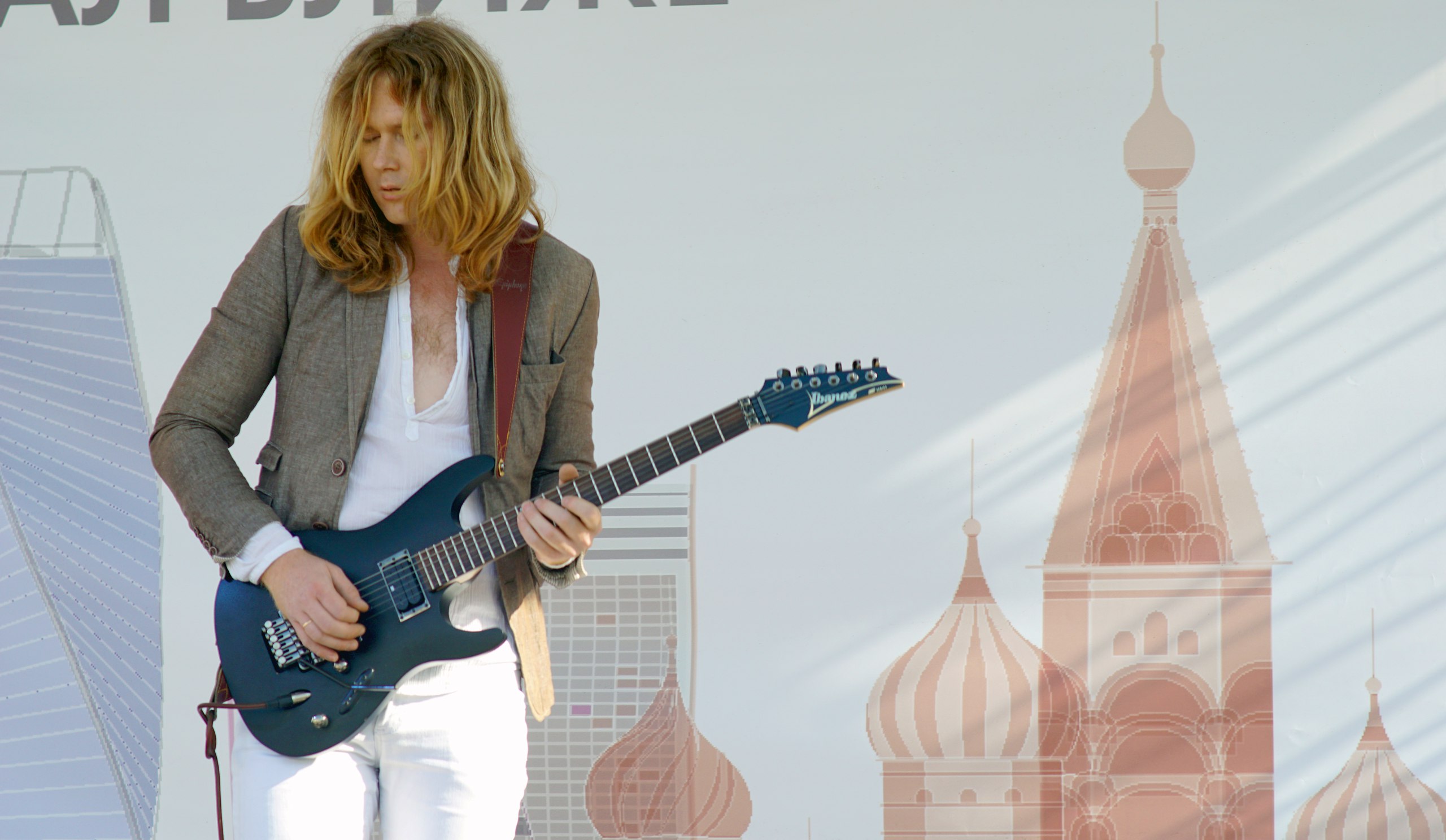 Музыка в метро: гитара с характером