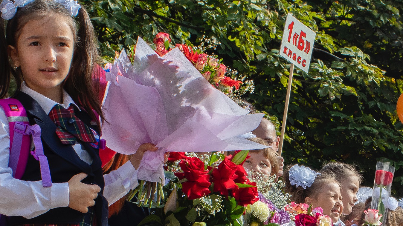 Аллею первоклассников заложили на территории гимназии в Москве
