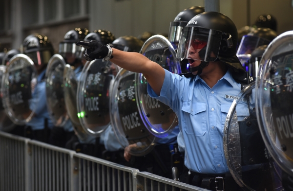 Мужчина откусил ухо депутату во время протестов в Гонконге