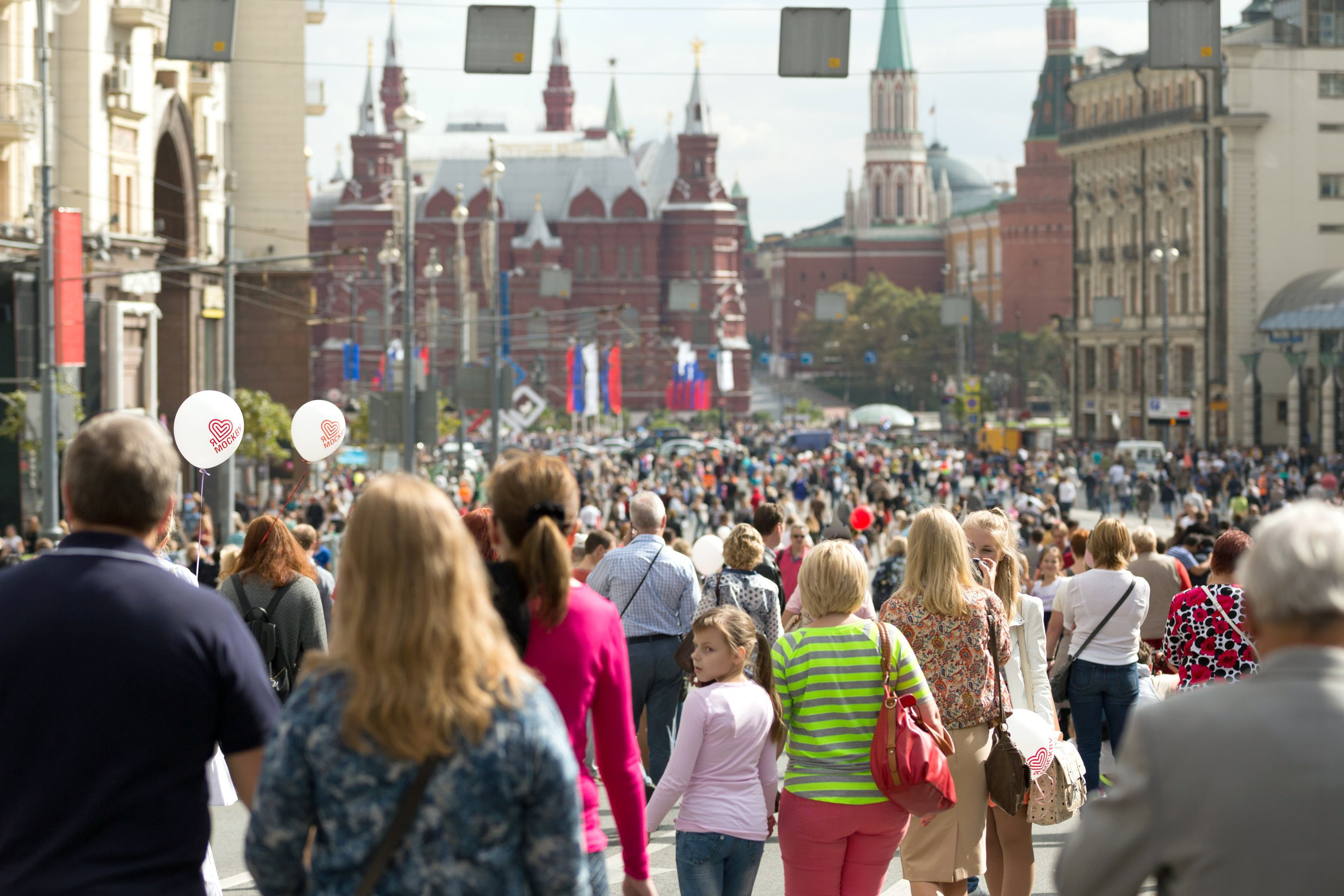 Москва фотки людей. Люди в городе. Люди на улицах Москвы. Москва люди. Люди на улице города.