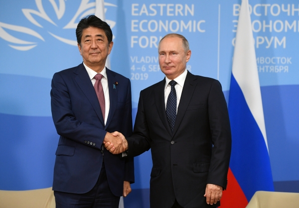 Премьер Японии Синдзо Абэ обратился к президенту России Владимиру Путину с призывом сделать все возможное, чтобы Москва и Токио достигли этой цели