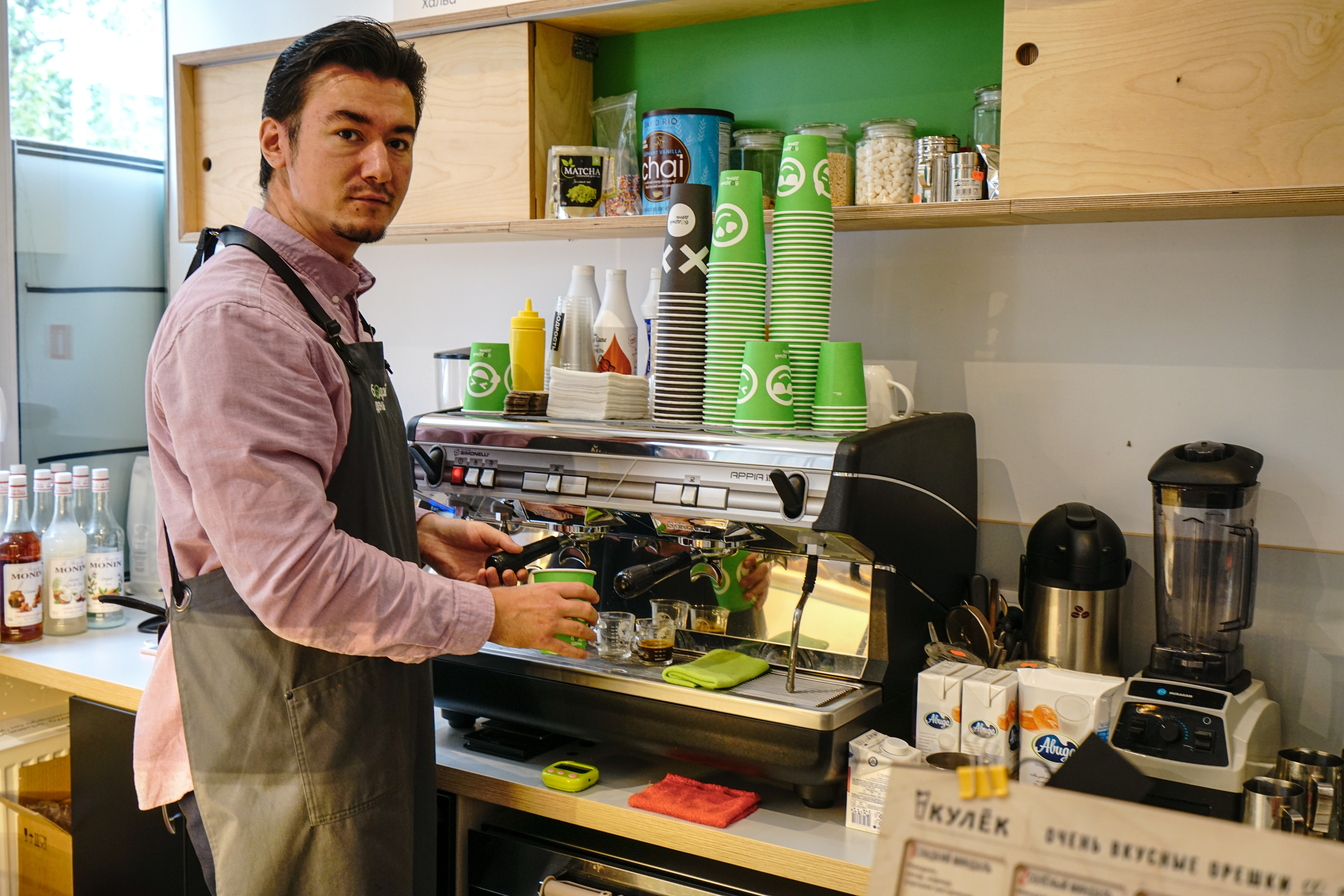 Корреспондент «Вечерки» узнал секреты приготовления кофе и легко справился с кофемашиной 