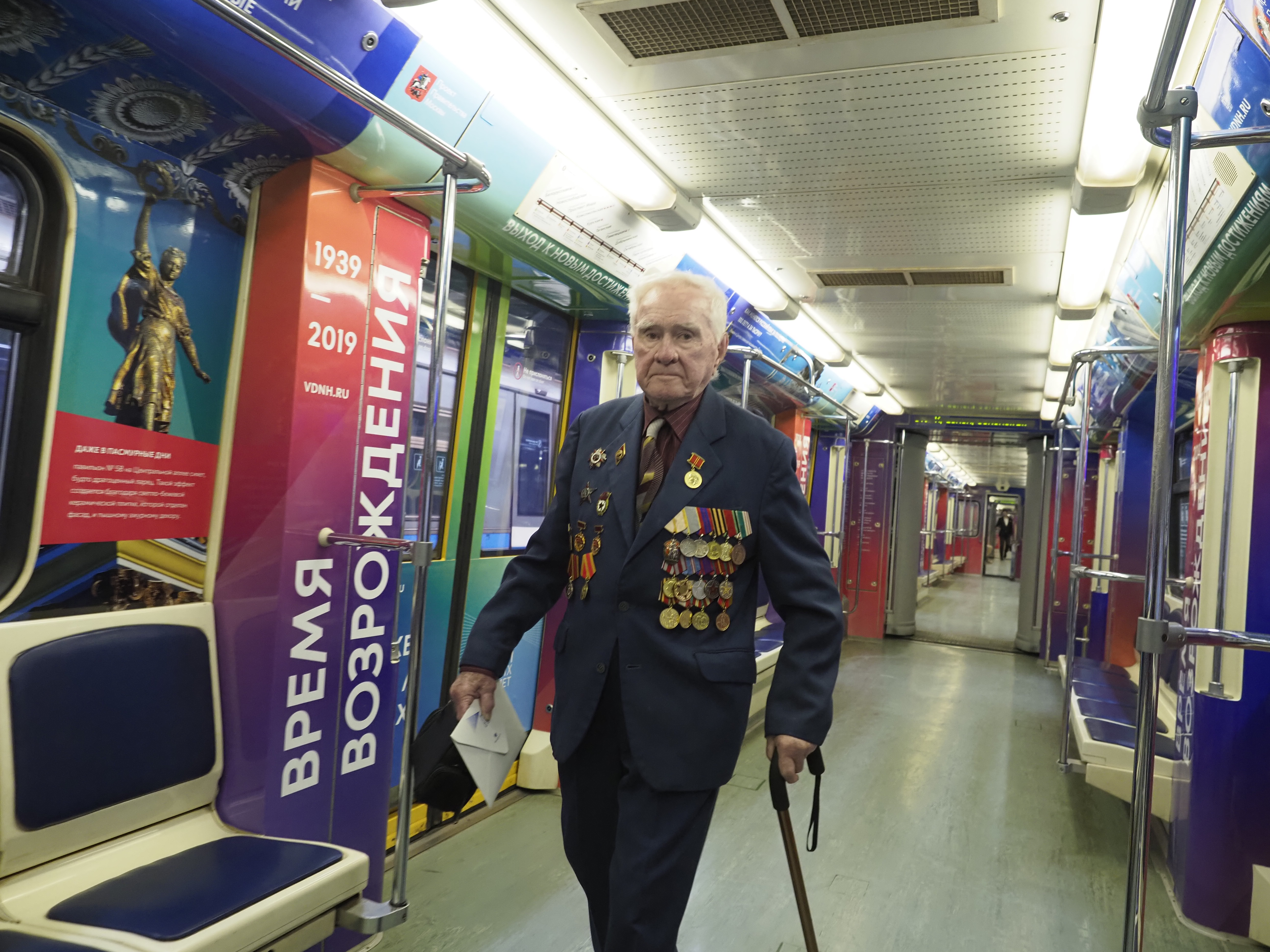Ветеран Михаил Михайлович Островский в вагоне состава «80 лет ВДНХ» во время запуска поезда 