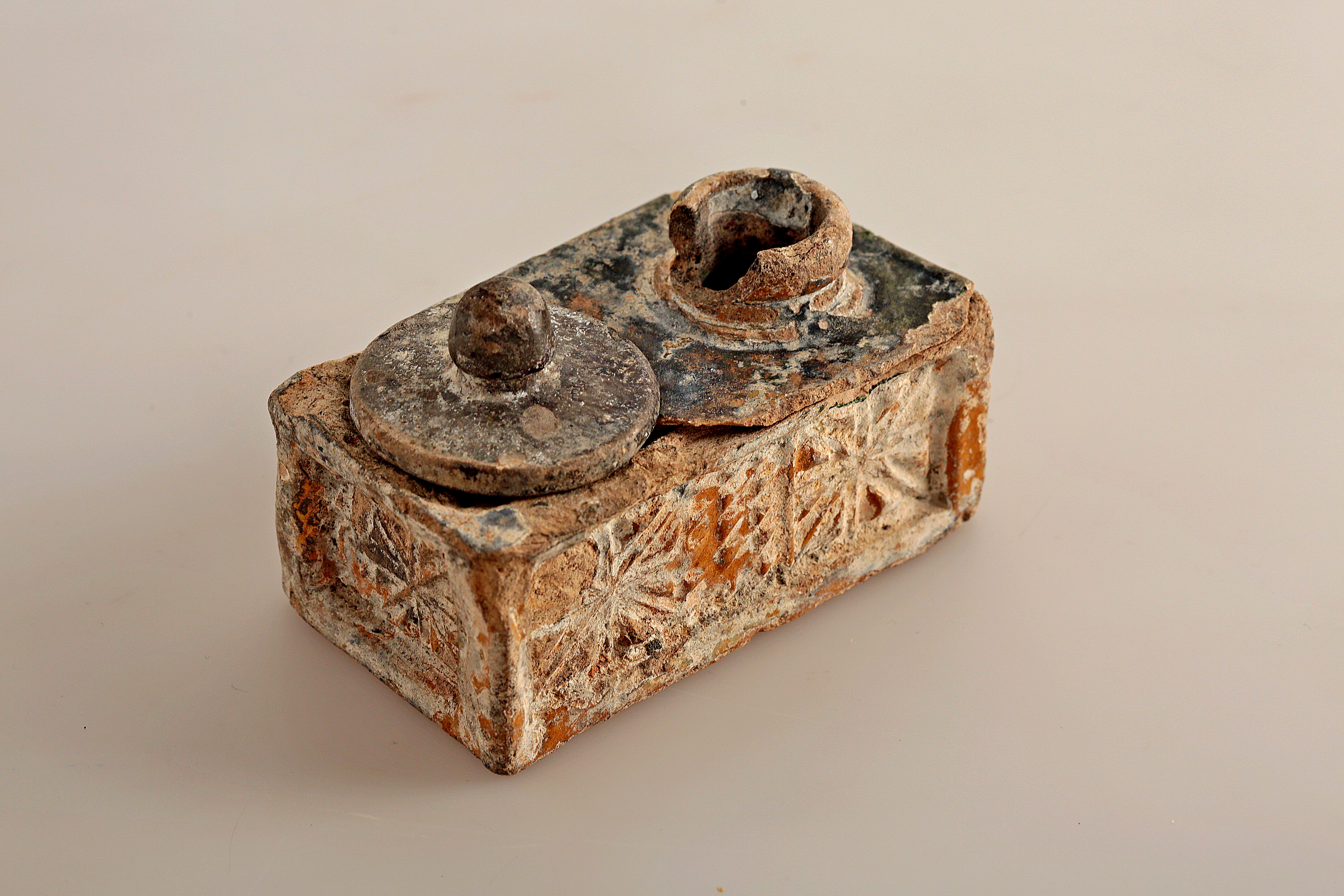 Глиняная чернильница XVIII века, найденная на Остоженке, представлена в новой экспозиции