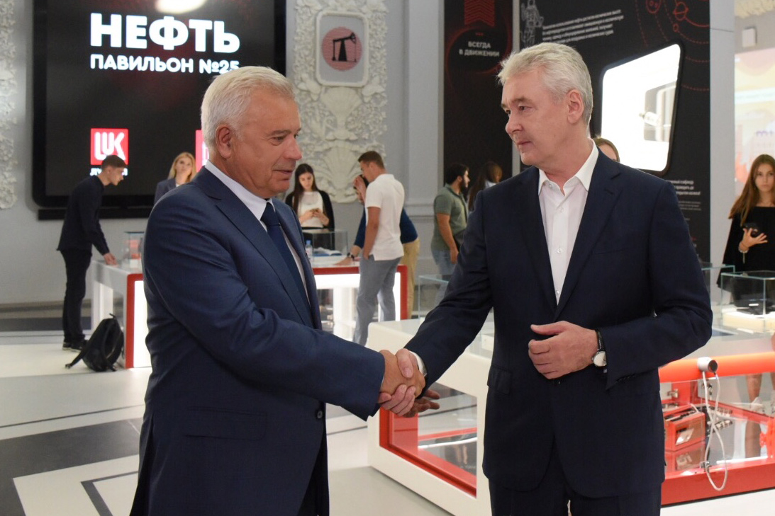 На фото: (справа налево) мэр Москвы Сергей Собянин и президент ПАО «Лукойл» Вагит Алекперов 