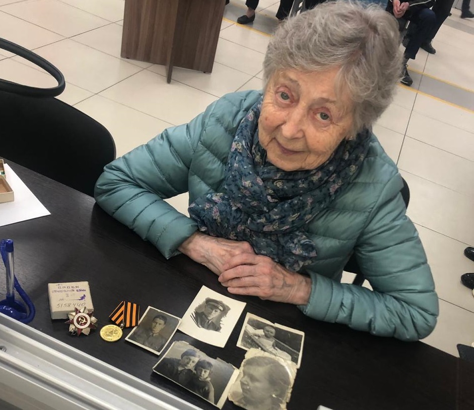 Участник акции «Москва — с заботой об истории»: Валентина Семенова с семейными снимками