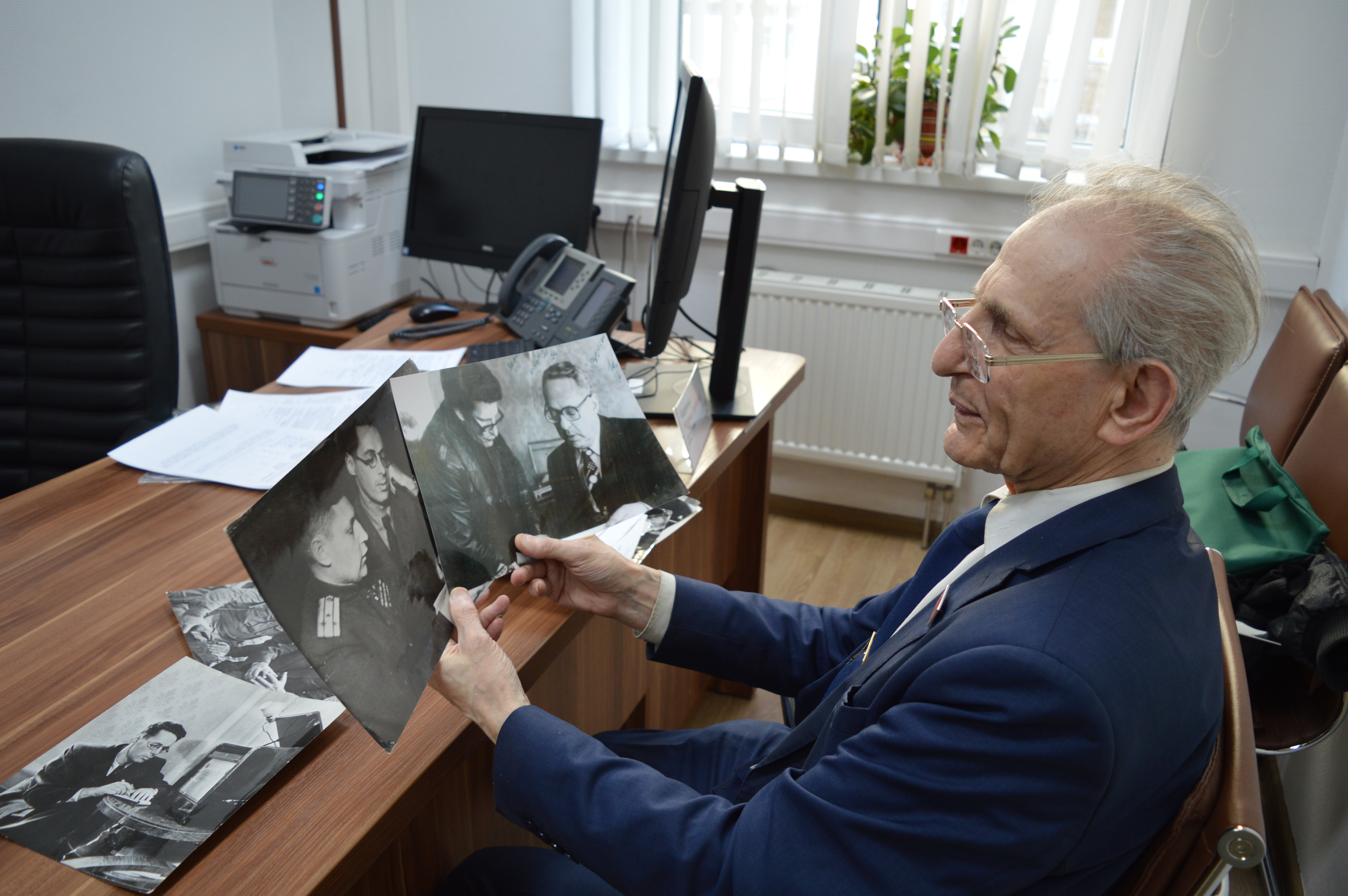 Житель столицы Юрий Белкин передает Главархиву фотографии диктора Юрия Левитана