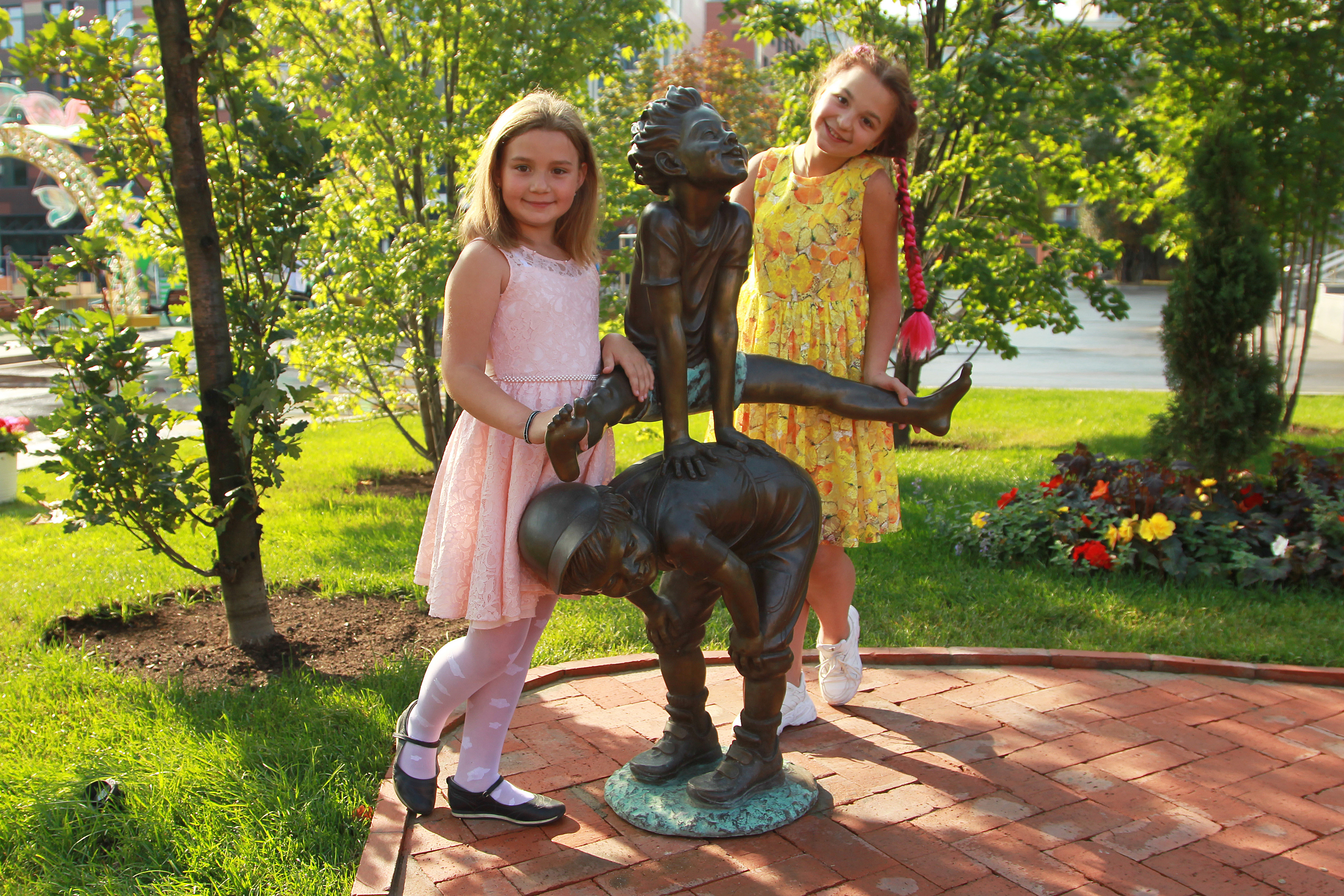 В Морозовской больнице открылся парк «Цветочный город», населенный скульптурными изображениями персонажей книг Николая Носова о Незнайке