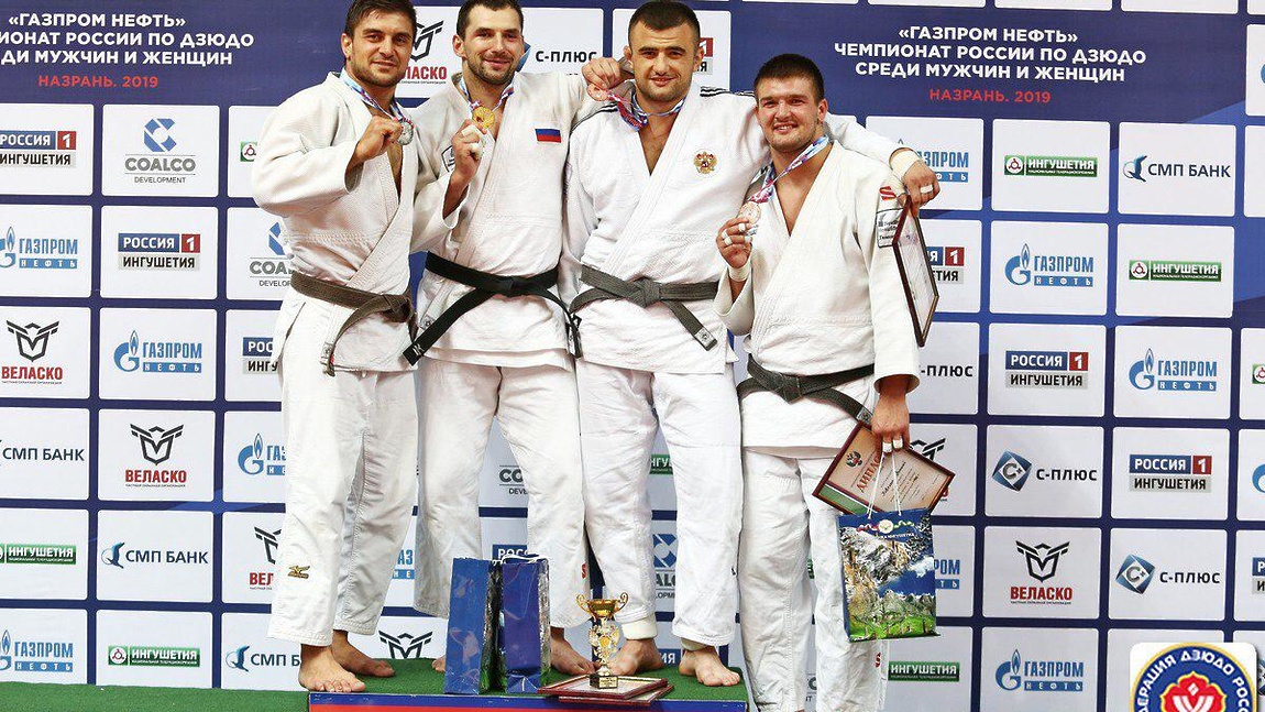 Подмосковный спортсмен Мераб Маргиев (третий слева) 