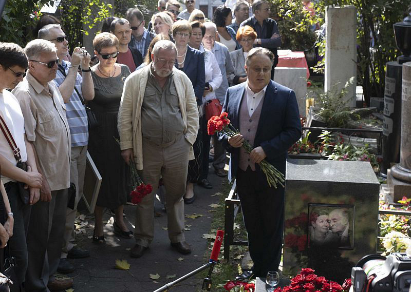 На церемонии открытия монумента присутствовала вдова актера Елена Этуш, а также известные артисты и деятели культуры