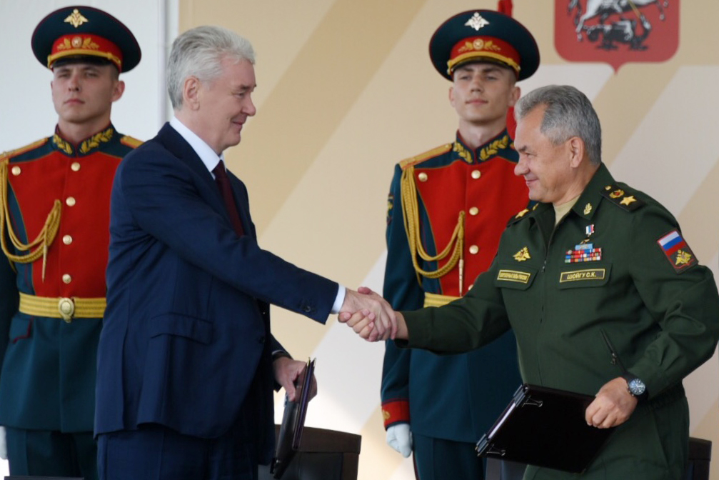 На фото: (слева направо) мэр Москвы Сергей Собянин и министр обороны России Сергей Шойгу