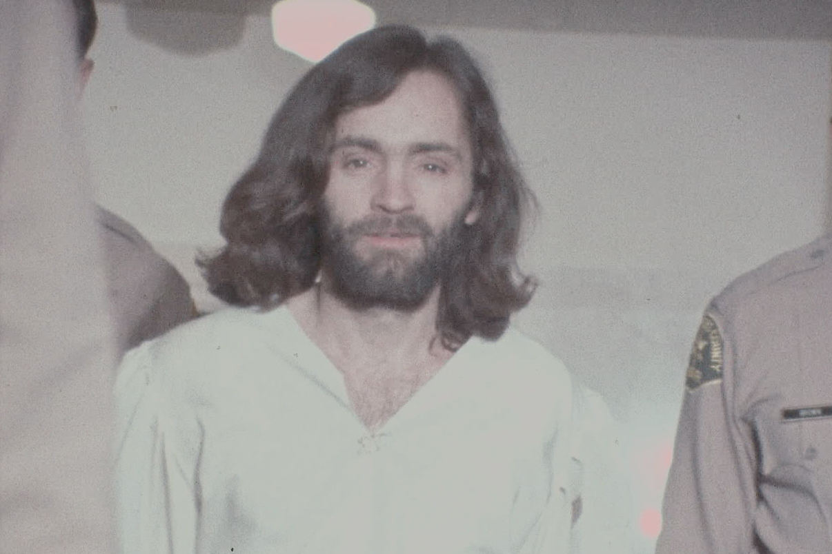 Чарльз Мэнсон - один из наиболее известных преступников XX века. Он создал секту «Семья», члены которой по его приказу в 1969 году совершили ряд жестоких убийств