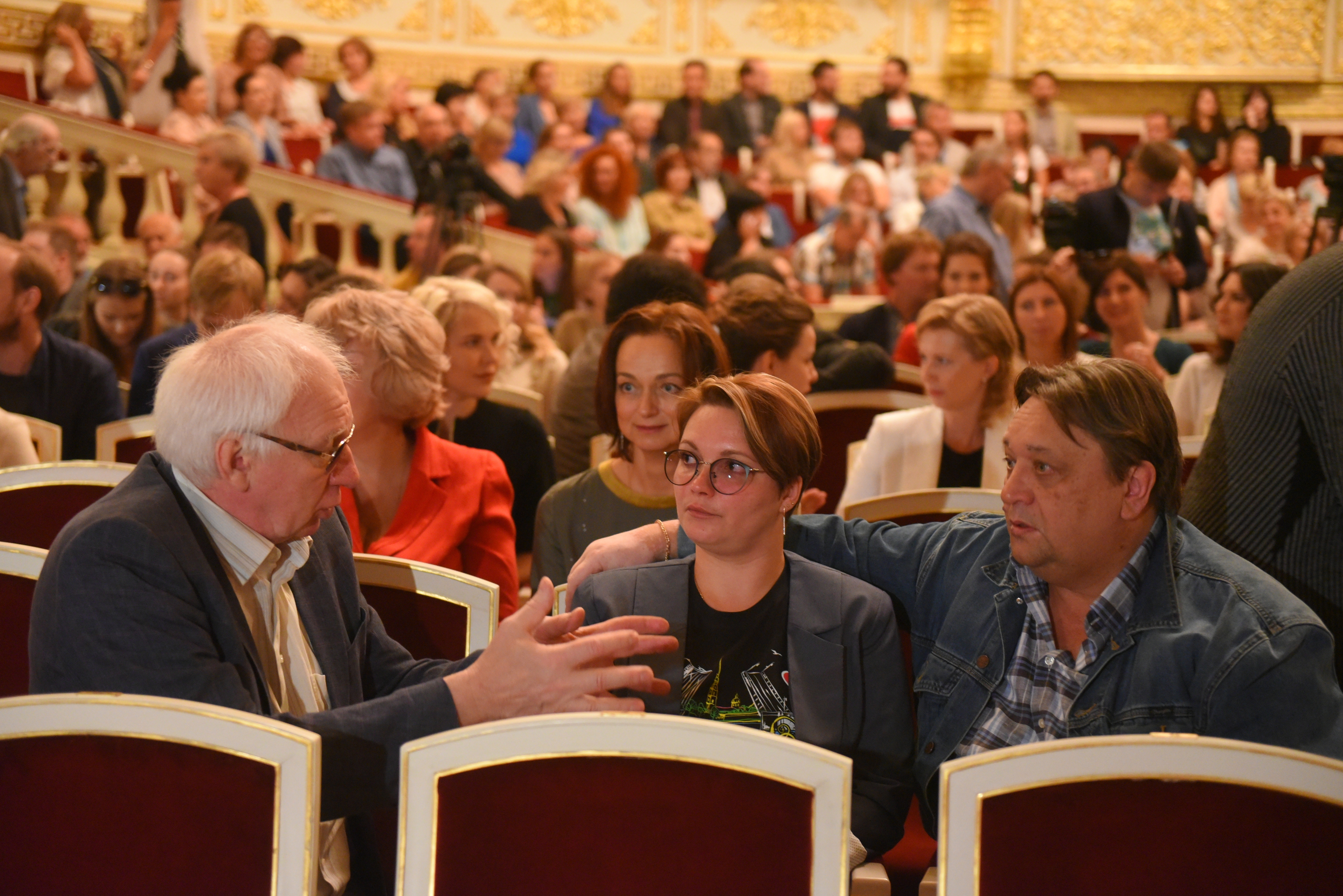 (слева направо): Владимир Носик, замначальника репертуарного отдела Тамара Клюквина и ее муж, актер Александр Клюквин на сборе труппы 