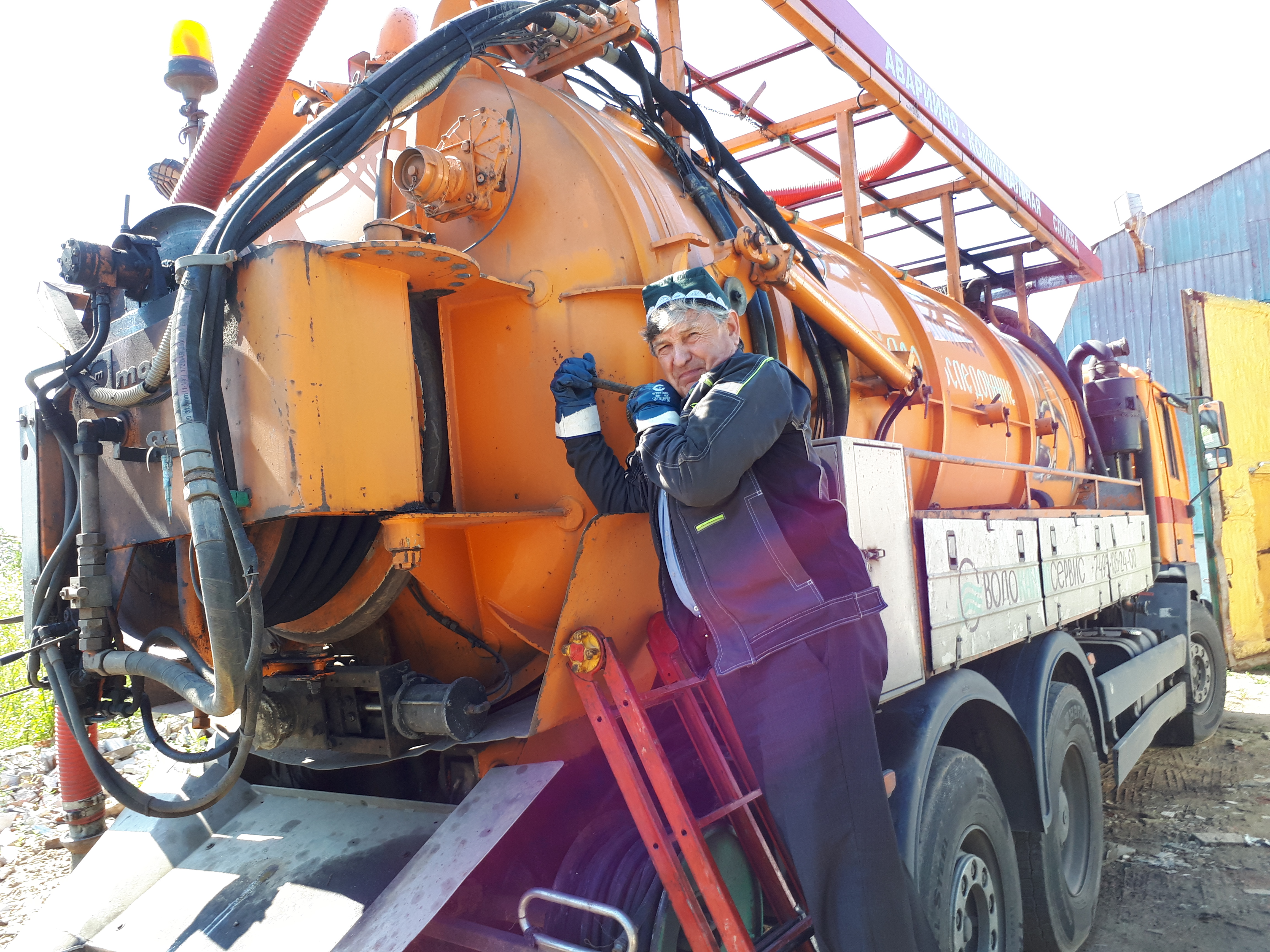 Анатолия Сидорова, освоившего по заданию редакции несколько десятков профессий, трудно чем-то удивить. Поэтому и в золотари его взяли и об этом не пожалели 