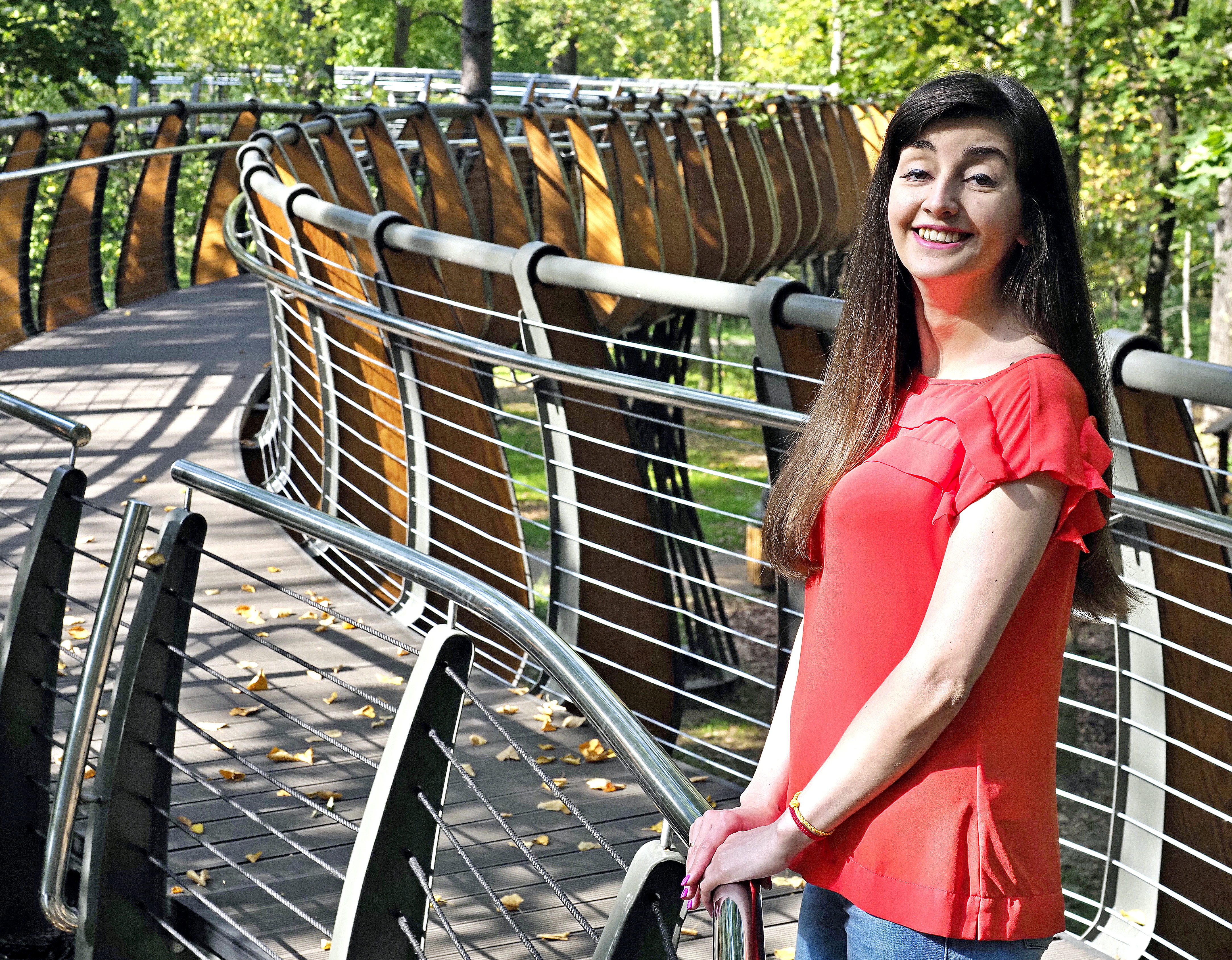 Москвичка Мария Рябота начинает новый день с прогулки по воздушной экотропе на ВДНХ