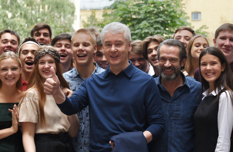 Мэр Москвы Сергей Собянин поздравил коллектив театральной школы с окончанием реконструкции квартала на Чистых прудах