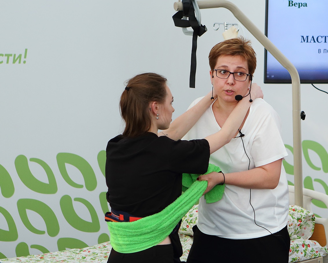 Нюта Федермессер проводит мастер-класс по уходу за тяжелобольными пациентами