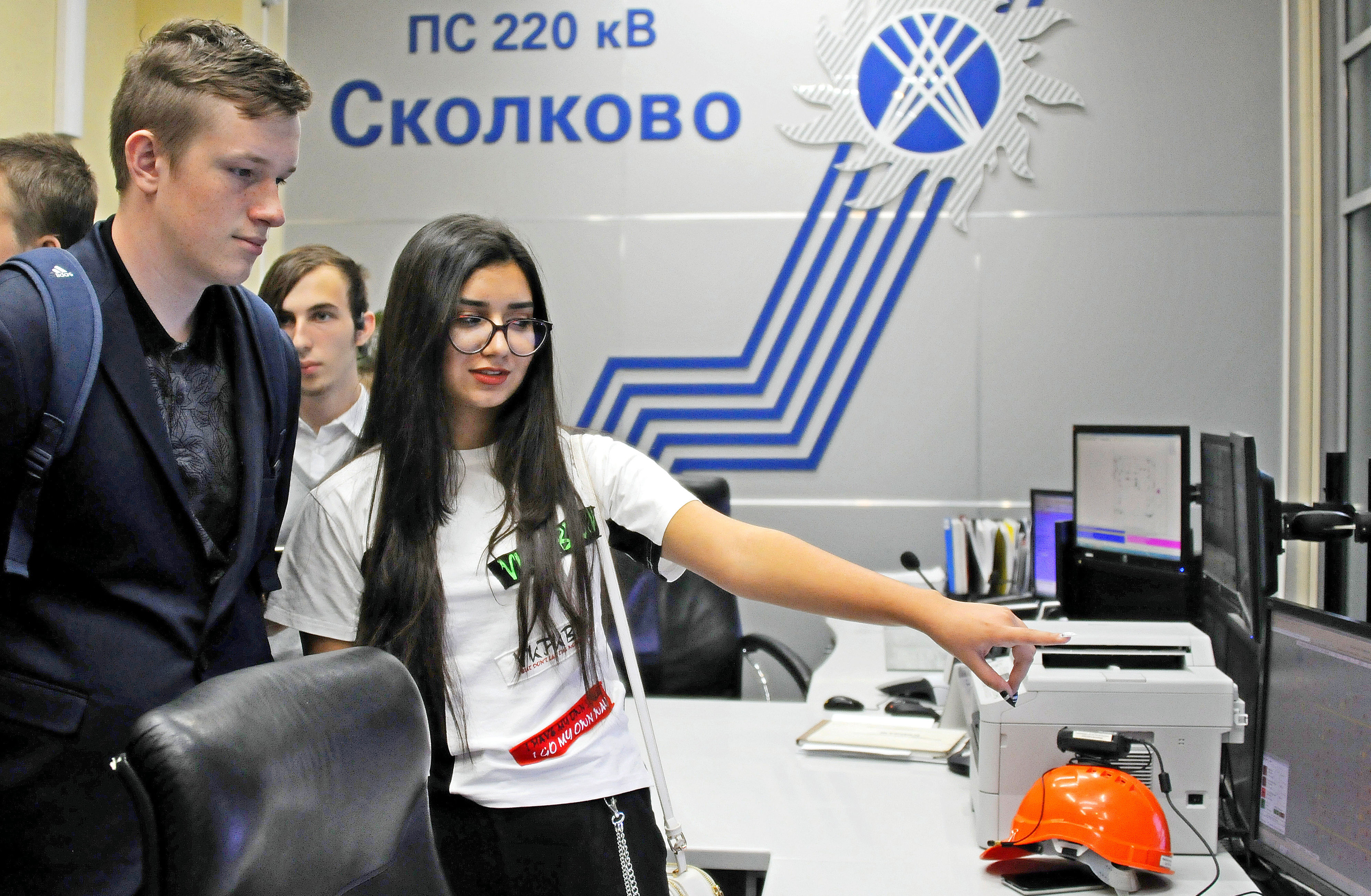 Ученики школы № 950 Никита Кобзев и Элиза Махмудова знакомятся с оборудованием подземного энергообъекта 220 киловольт в Сколкове