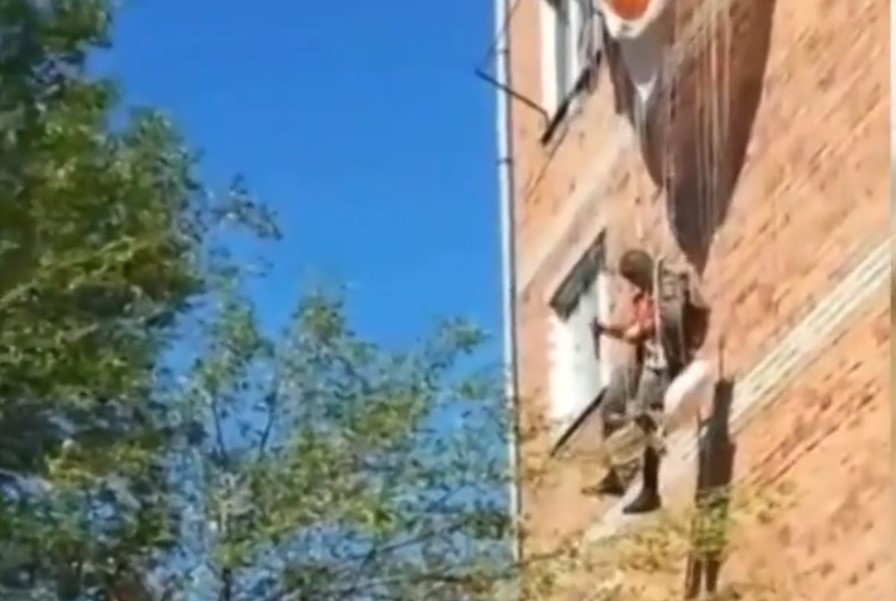 Десантник неудачно приземлился на пятиэтажный дом и завис на стропилах