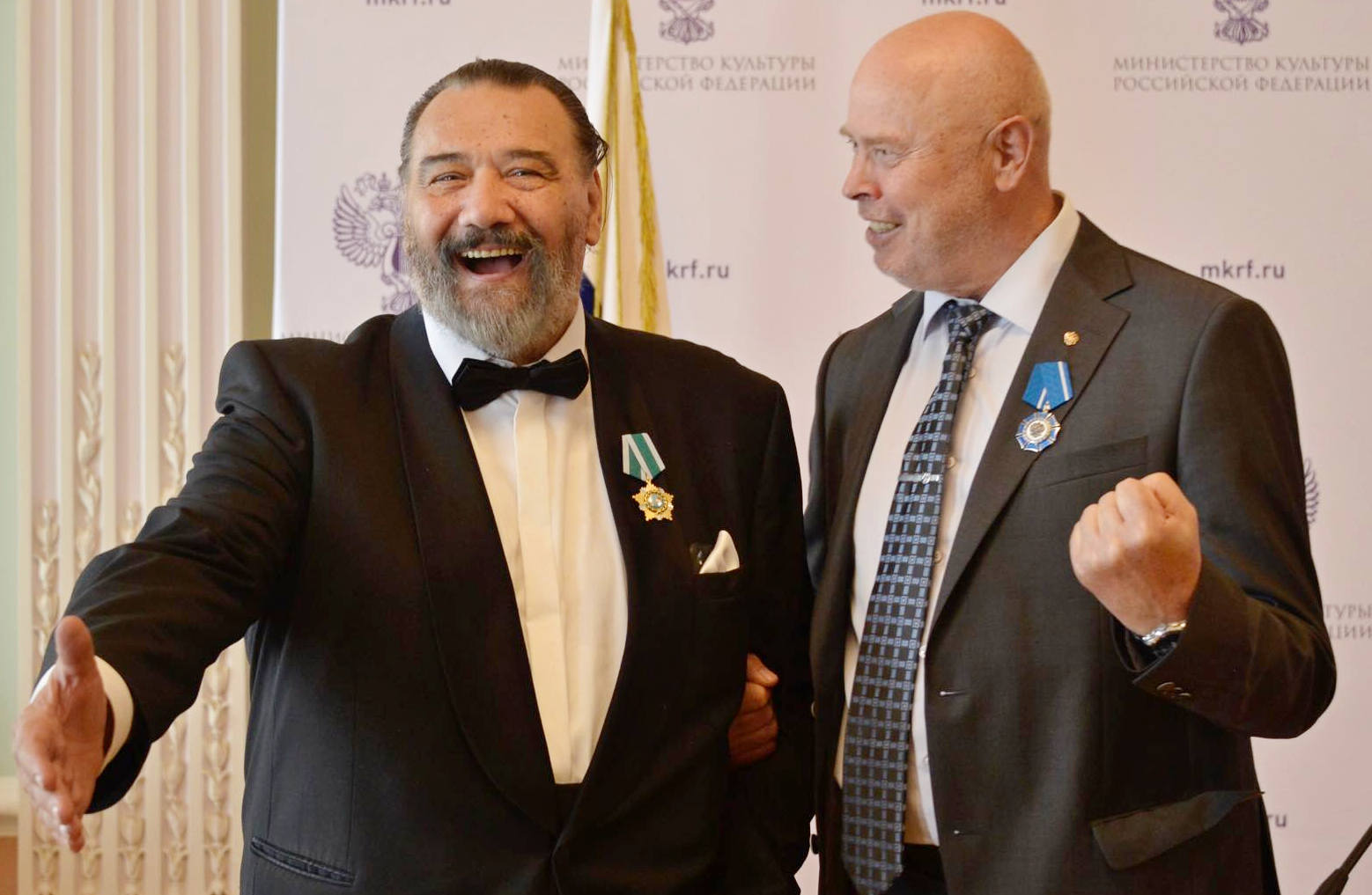 Артист Большого театра России Владимир Маторин (слева) и член Московского отделения Союза художников России Николай Боровский отмечают получение наград
