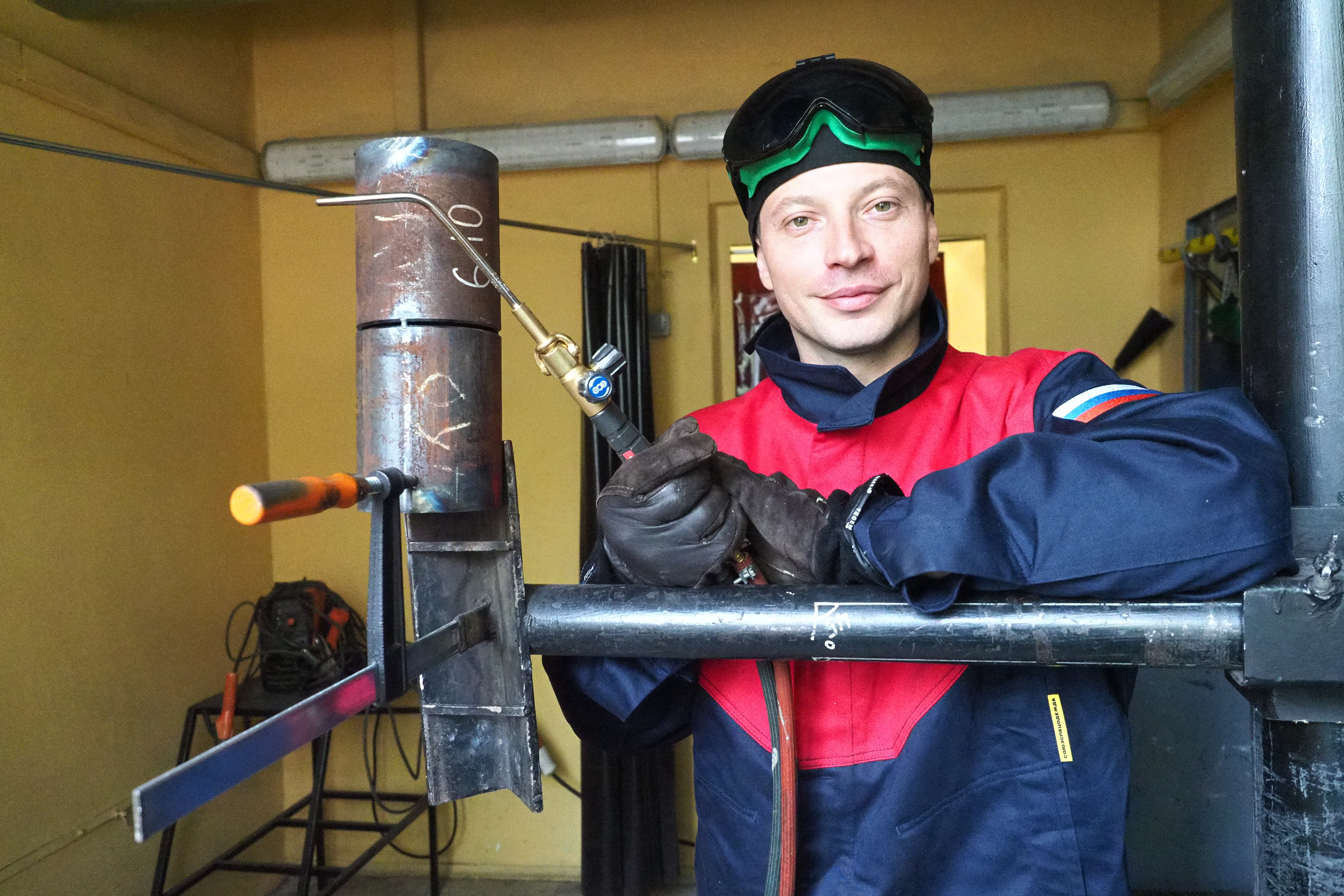 Александр Тихонов за работой в сварочной кабине