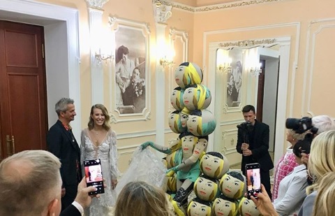 Художник Бартенев на свадьбе Собчак и Богомолова исполнил танец с 19 «лицами»