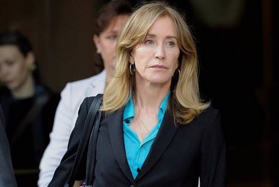 Фелисити Хаффман также приговорили к 250 часам общественных работ