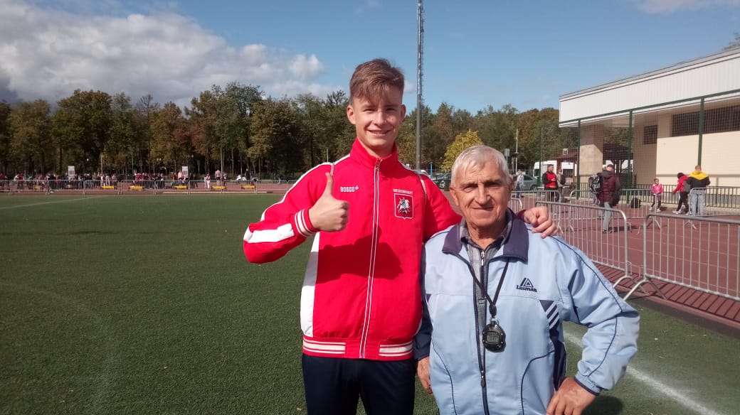 Федор Сафонов (слева) хочет сдать ГТО на «золото», чтобы порадовать своего учителя Вячеслава Куранова (справа)