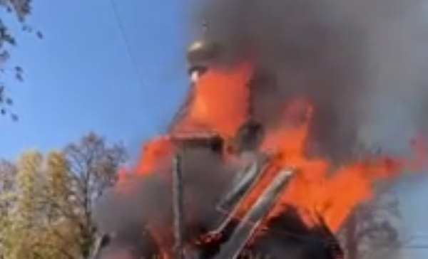 Опубликовано видео с места пожара в храме — часовне под Екатеринбургом