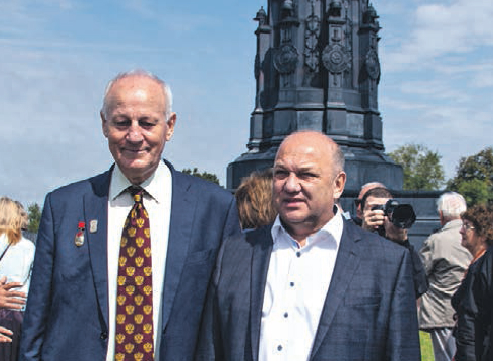 Глава столичного Департамента национальной политики и межрегиональных связей Виталий Сучков (справа) и председатель Тверского землячества Анатолий Иванов на Куликовом поле 