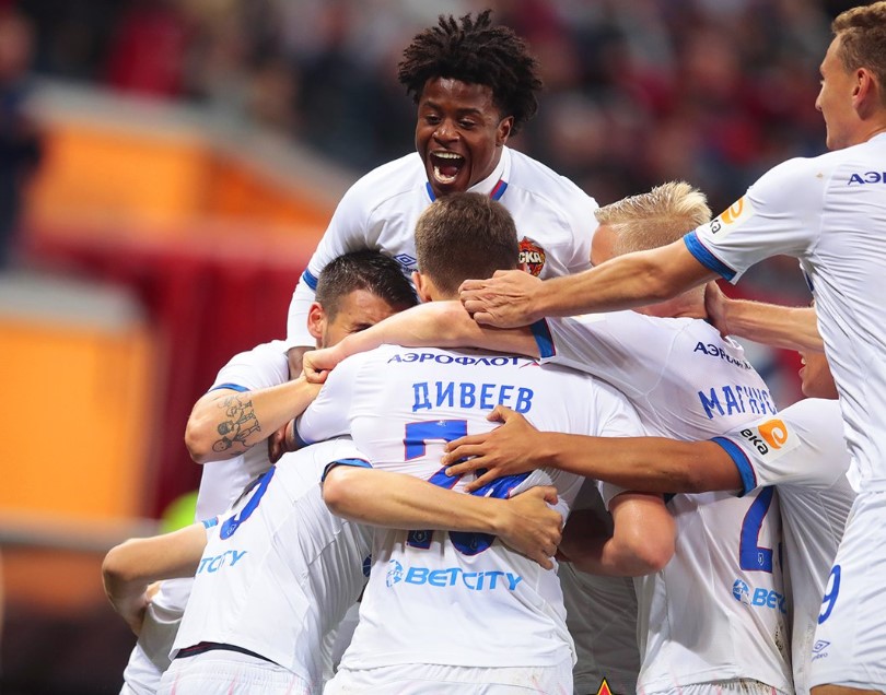 Футболисты ЦСКА празднуют гол в ворота «Тамбова»