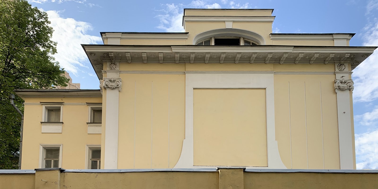 Здание в неоклассическом стиле находится по адресу: Ленинградский проспект, дом 21