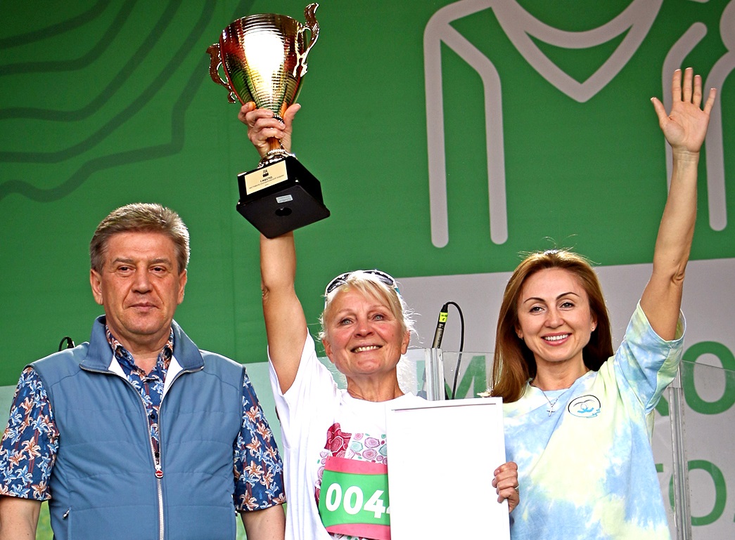 Министр правительства Москвы, руководитель Департамента труда и социальной защиты населения города Москвы Владимир Петросян и начальник Управления социальной защиты населения Восточного округа Анна Скоробогатова поздравляют Веру Королеву (в центре) с победой