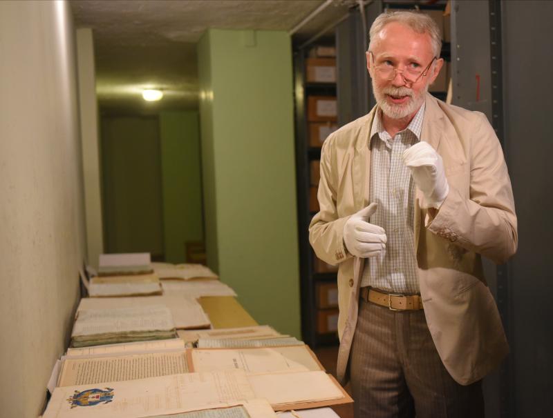 Старший научный сотрудник Михаил Гладилин ведет рассказ о документах в Главархиве